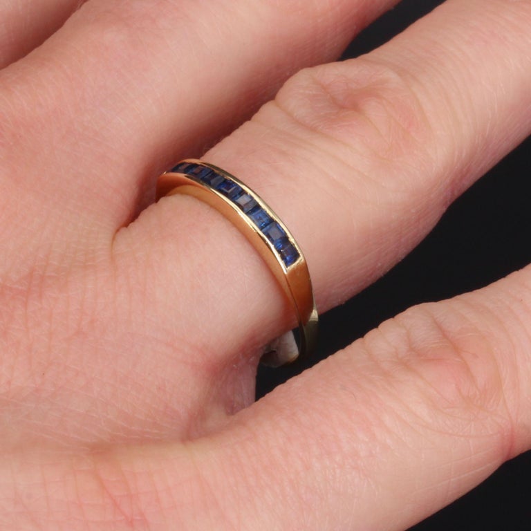 Modern Calibrated Sapphire 18 Karat Yellow Gold Wedding Ring For Sale