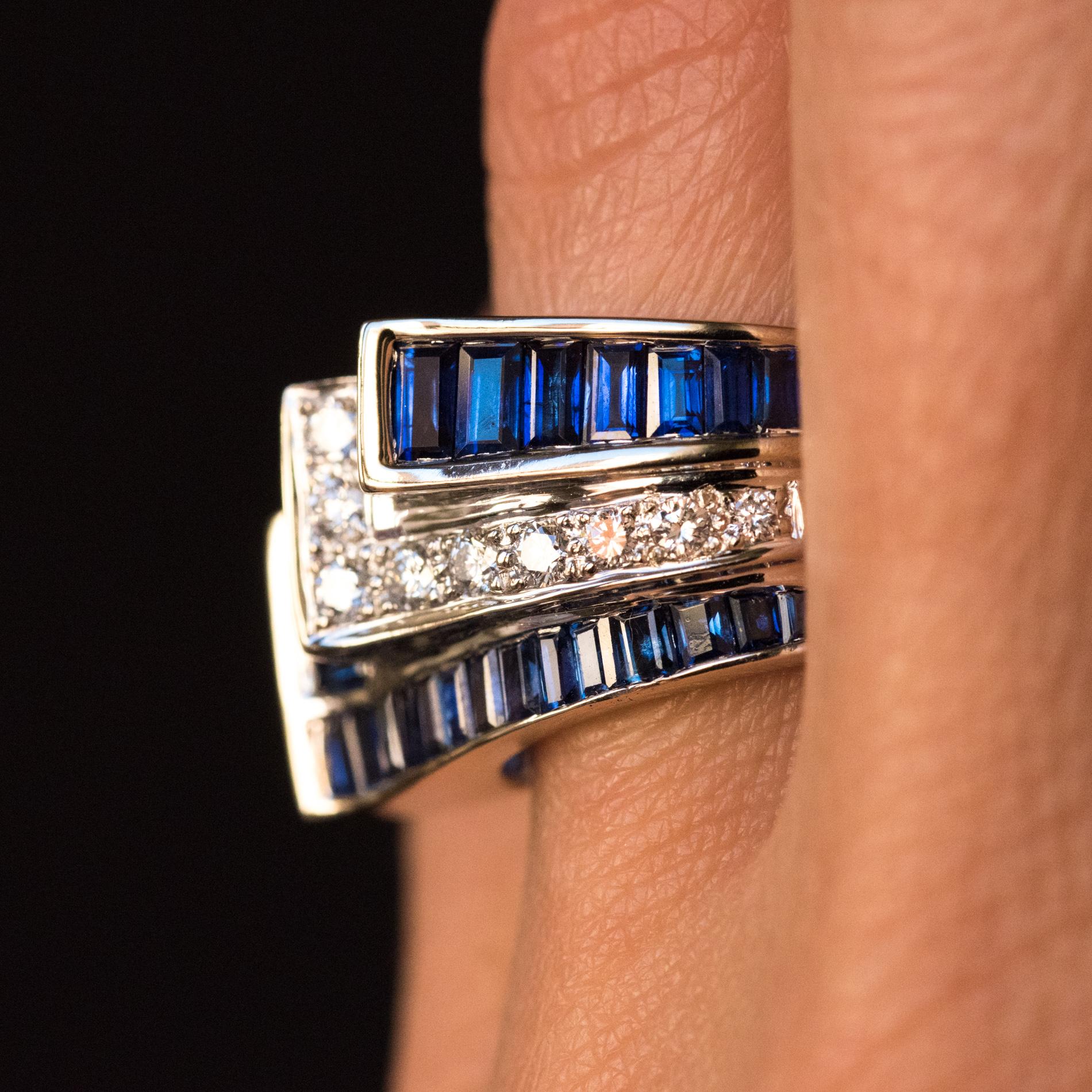 Modern Calibrated Sapphire Diamonds 18 Karat White Gold Art Deco Style Ring In Good Condition In Poitiers, FR