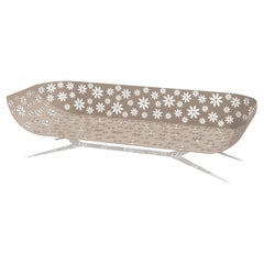 Modernes Dreisitzer-Sofa für den Außenbereich in Kamel und Weiß mit geschwungener Rückenlehne und Blumendesign