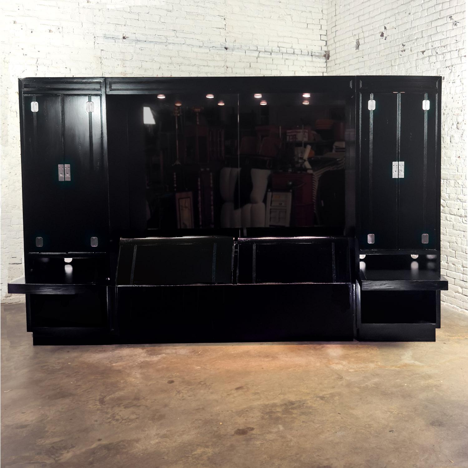 Magnifique lit king size modulaire vintage de style Campaigner ou Hollywood Regency composé de 5 pièces laquées noires avec une finition originale légèrement vieillie comprenant une tête de lit avec 2 ouvertures de rangement, deux armoires