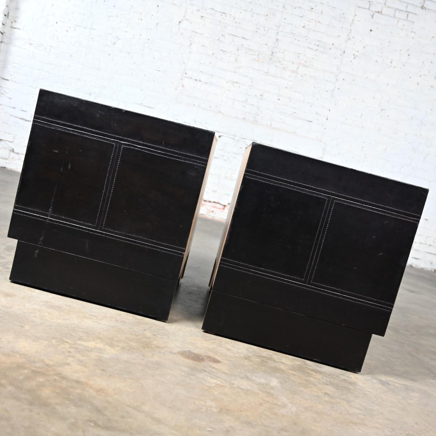 Tables d'extrémité en cuir teinté noir Espresso Modernity Campaigner Style Tables de nuit, une paire en vente 4