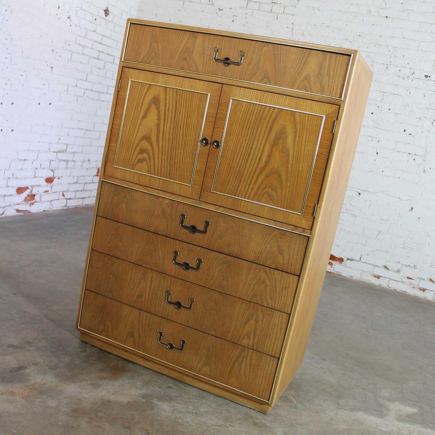 Bellissima cassapanca da gentiluomo in stile Campaigner vintage e moderno di Founders Furniture Patterns 35. Composto da un'impiallacciatura di quercia abbinata al libro, sei cassetti e due ante doppie con ferramenta in ottone e perline in ottone.