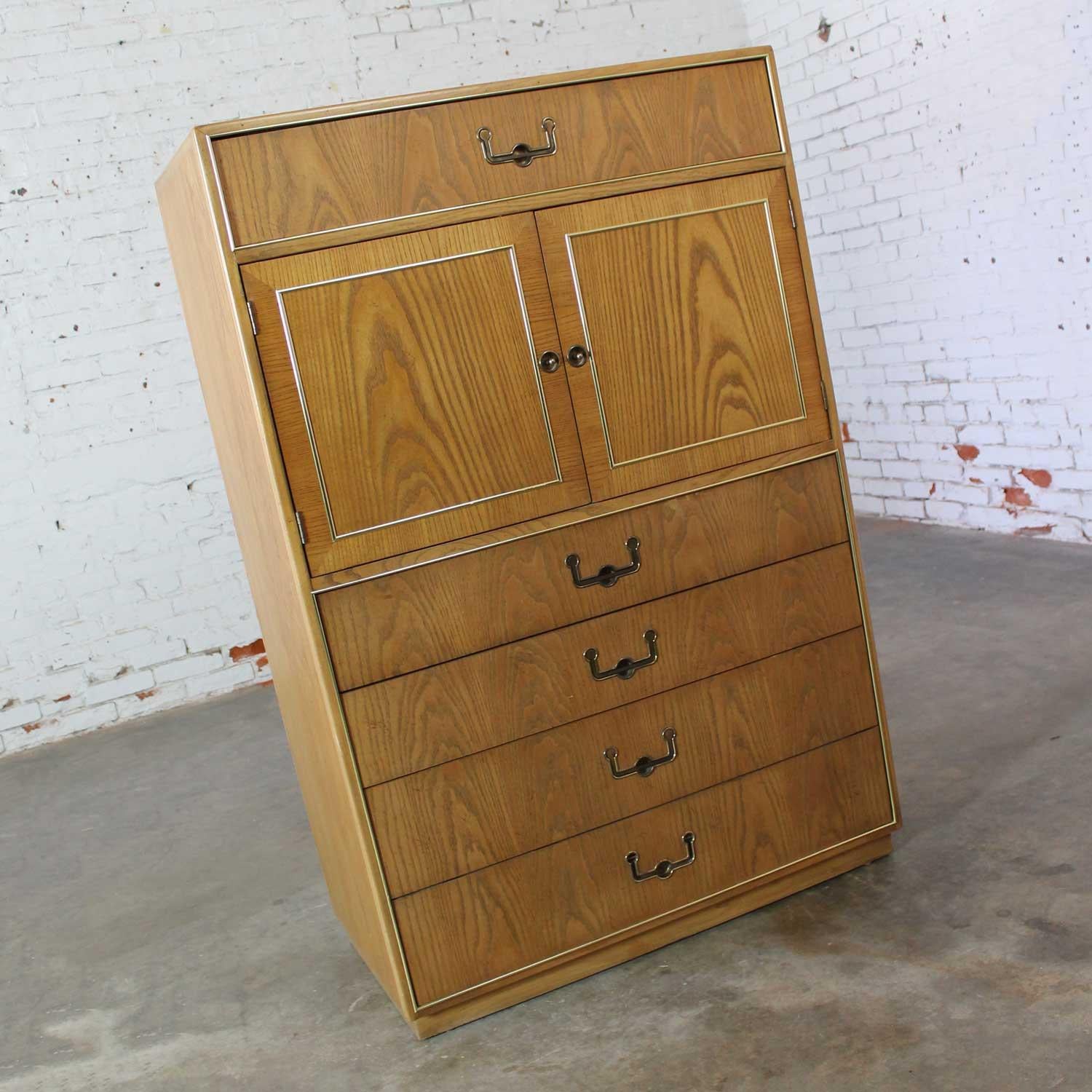 Stile Campaign Cassapanca da uomo moderna in stile Campaigner Oak di Founders Furniture Patterns 35 in vendita