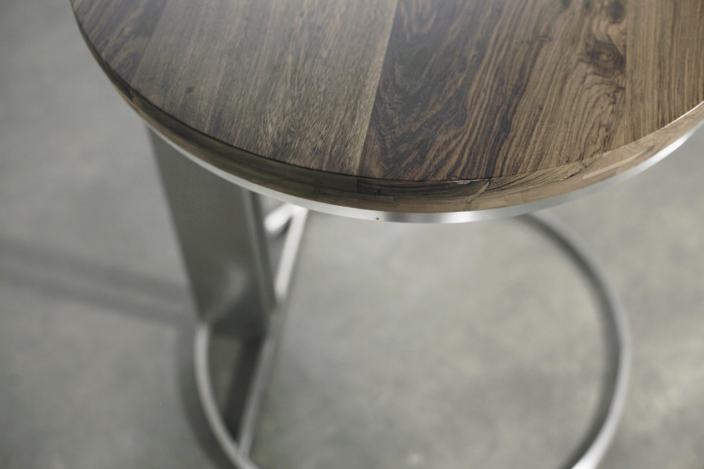 Argentin Table d'appoint moderne en acier et bois de Costantini, Trillo « en stock » en vente