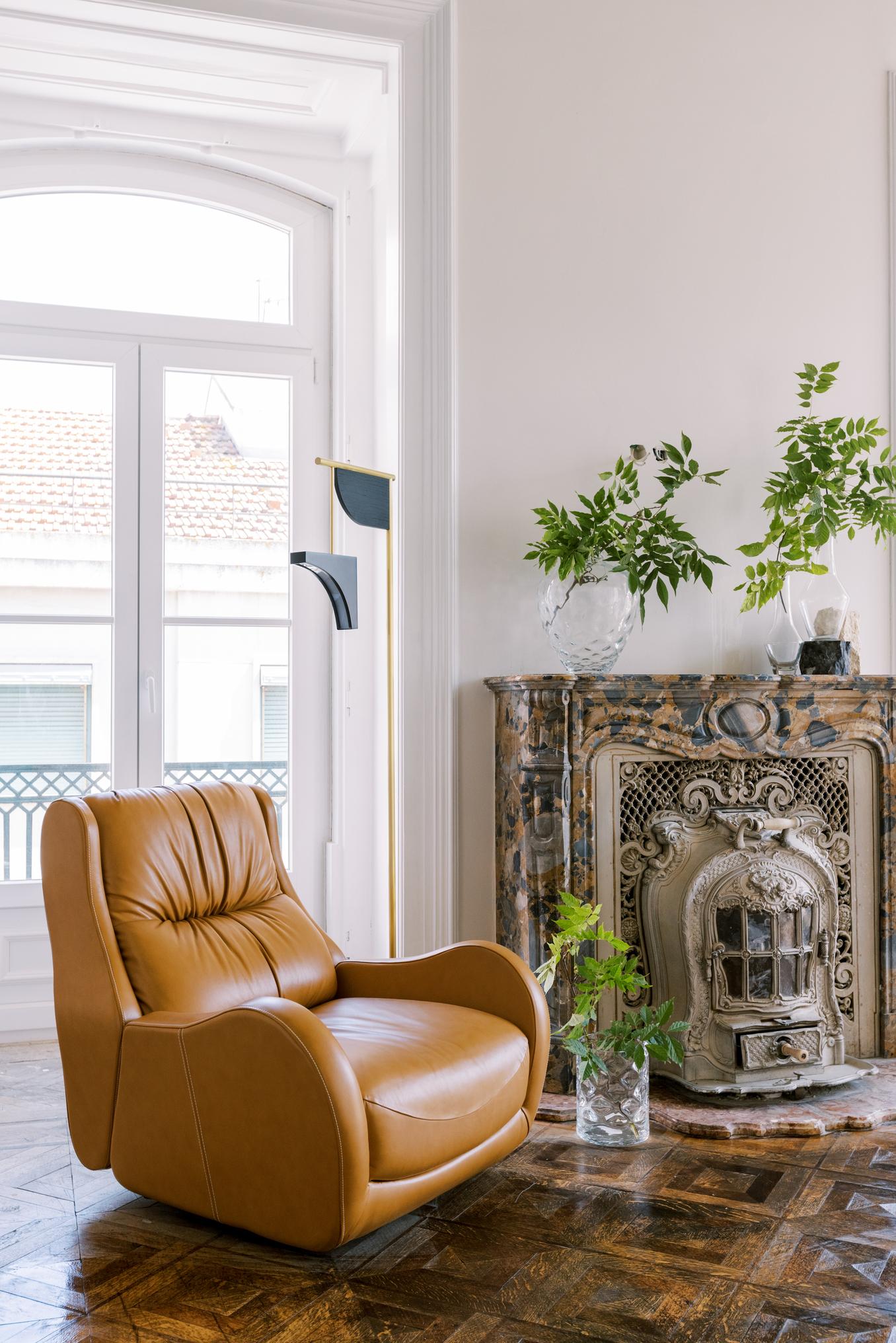 Portugais Fauteuil de salon moderne Capelinhos, pivotant, cuir, fait à la main au Portugal par Greenapple en vente