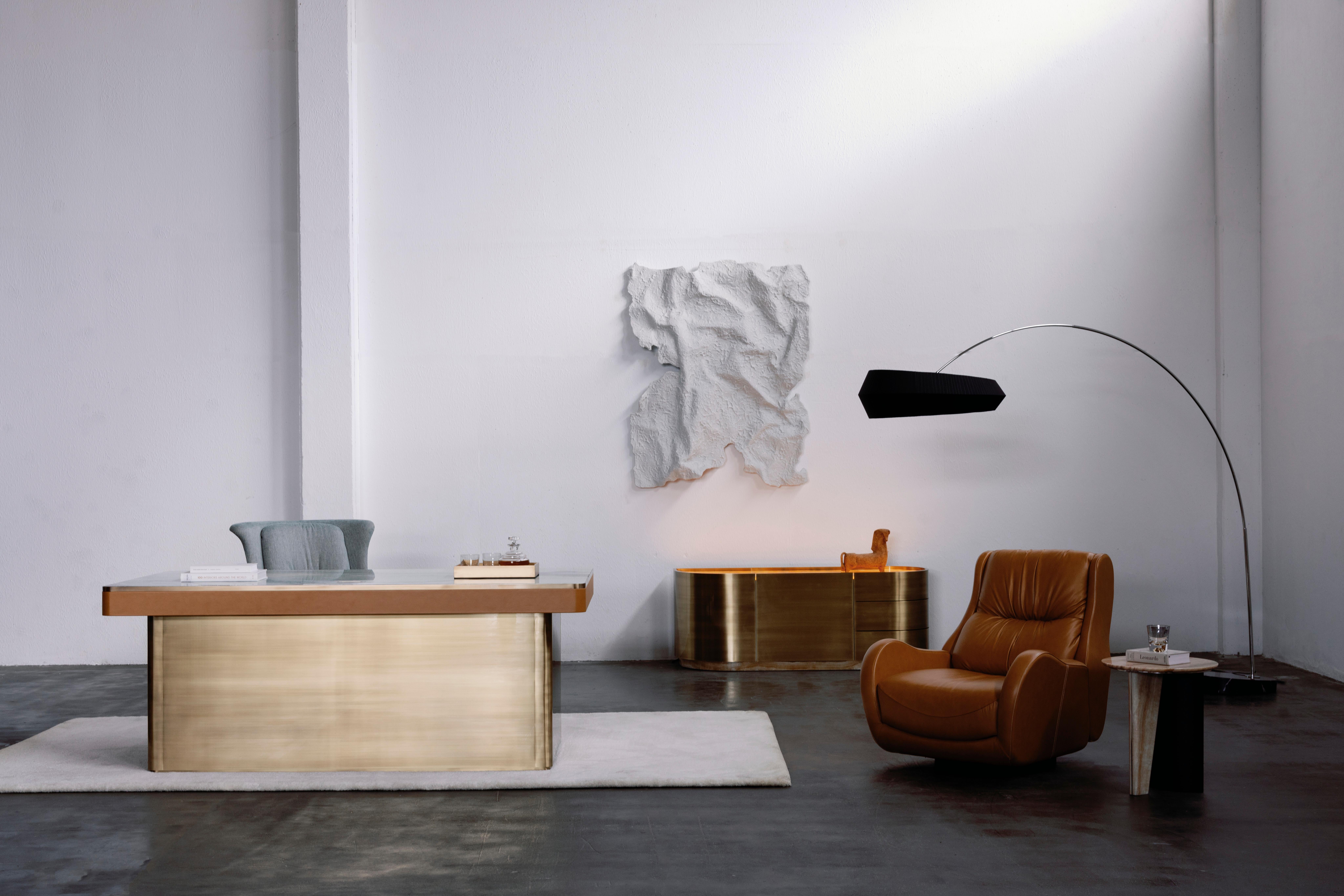 Mid-Century Modern Fauteuil de salon moderne Capelinhos, pivotant, cuir, fait à la main au Portugal par Greenapple en vente