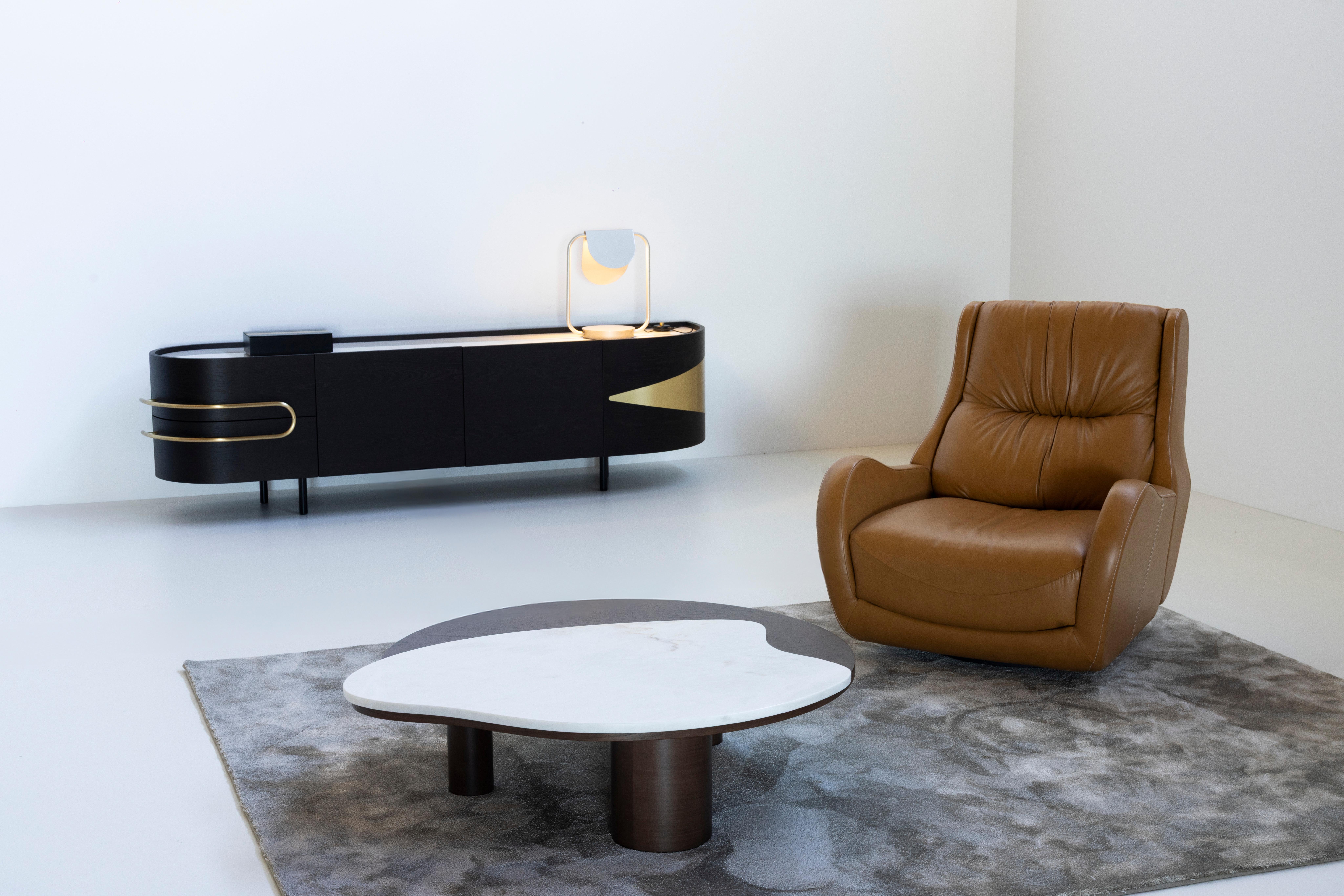 Capelinhos Swivel Lounge Chair, Contemporary Collection, Handcrafted in Portugal - Europe by Greenapple.

La chaise longue en cuir Capelinhos témoigne d'un confort intemporel. Comme un bon vin, Capelinhos vieillit gracieusement grâce à son