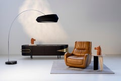 Silla de salón giratoria Modern Capelinhos, cuero, hecha a mano Portugal by Greenapple