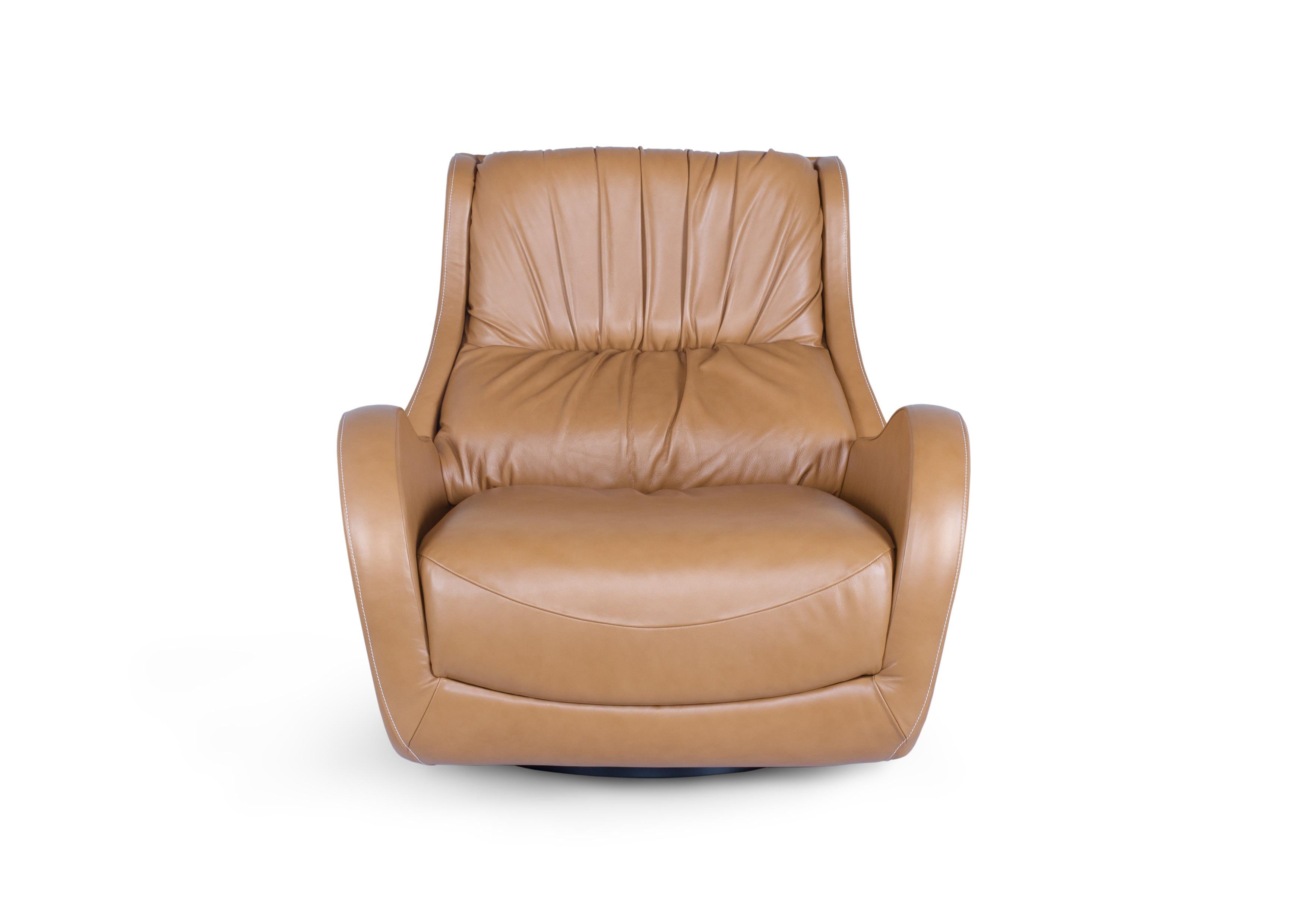 Silla Lounge Giratoria Capelinhos, Colección Contemporánea, Hecha a Mano en Portugal - Europa by Greenapple.

El sillón de salón de piel Capelinhos es un testimonio de comodidad atemporal. Al igual que un buen vino, Capelinhos envejece con elegancia