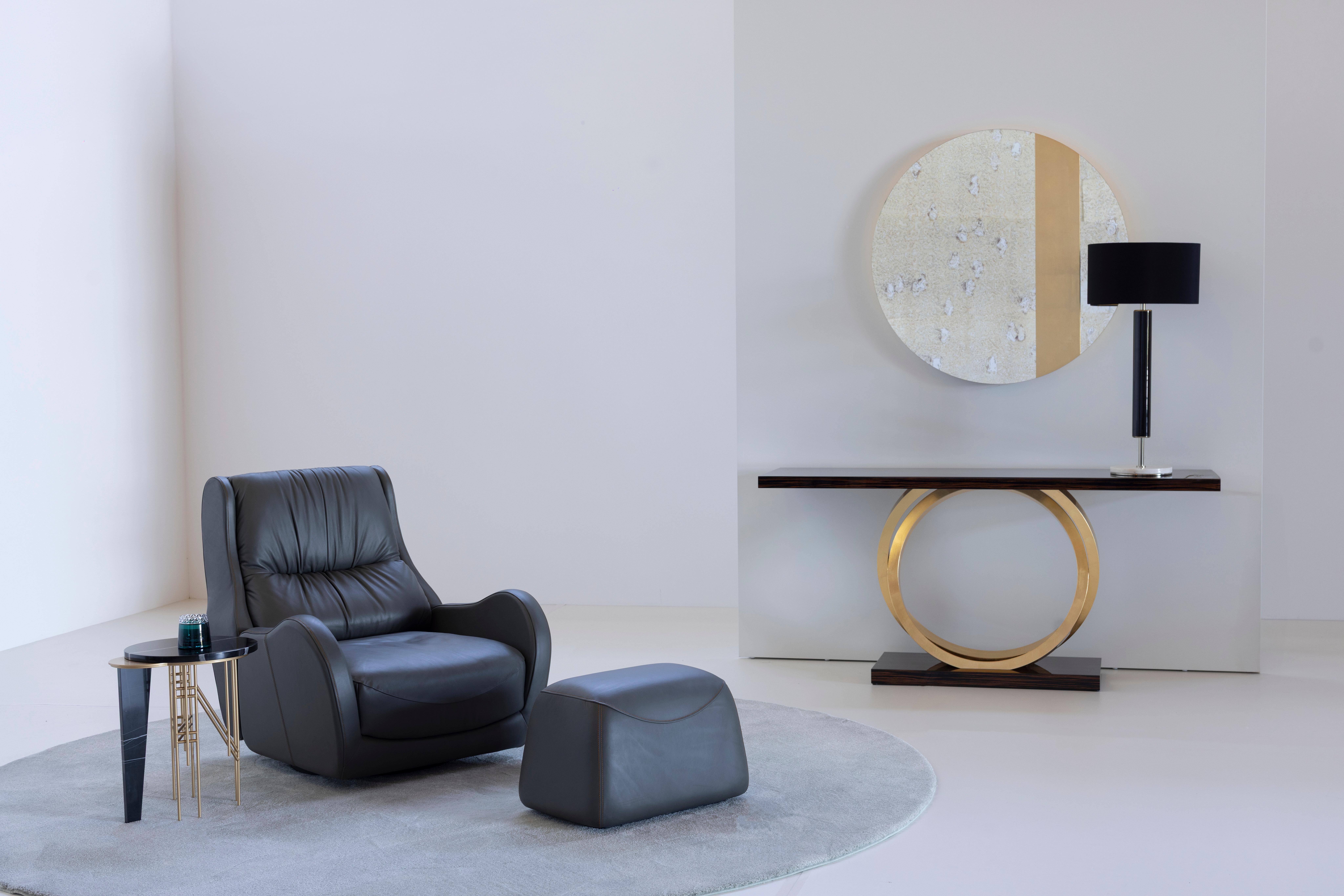 Chaise longue pivotante Capelinhos avec repose-pieds, Collection Contemporary, Fabriqué à la main au Portugal - Europe par Greenapple.

La chaise longue en cuir Capelinhos témoigne d'un confort intemporel. Comme un bon vin, Capelinhos vieillit
