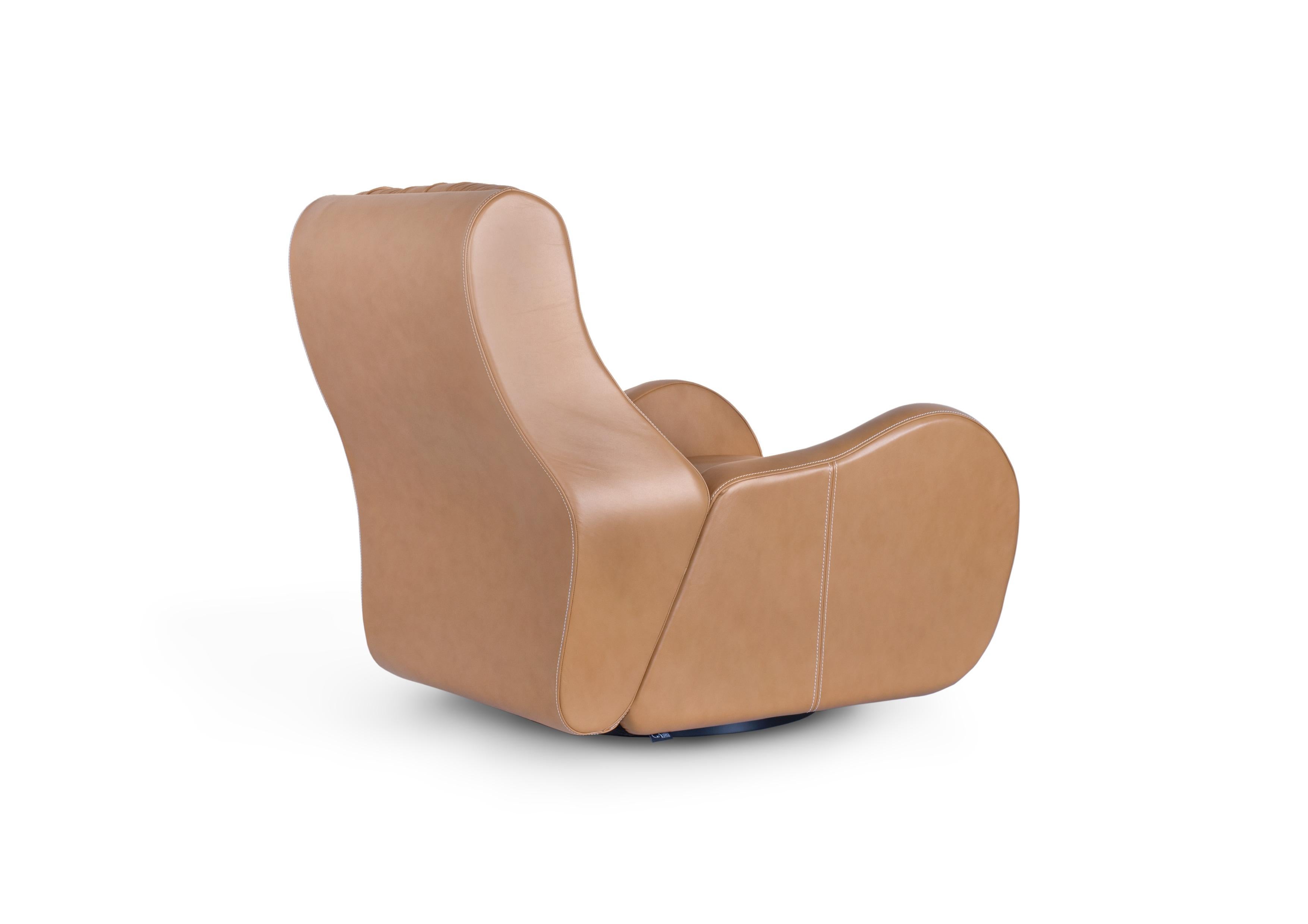 Silla de salón moderna Capelinhos, giratoria, de cuero, hecha a mano en Portugal by Greenapple Moderno de mediados de siglo en venta