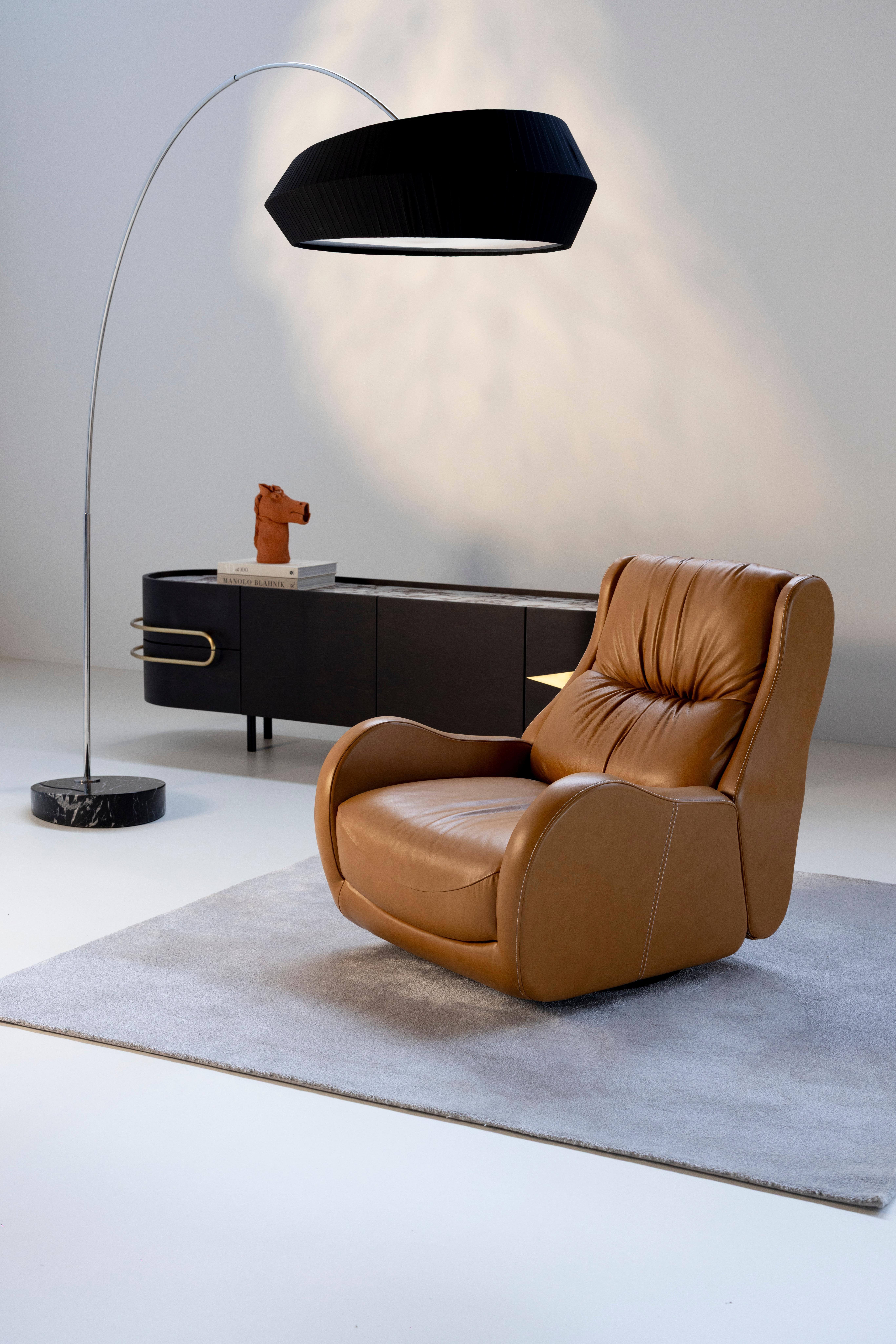 Silla de salón moderna Capelinhos, giratoria, de cuero, hecha a mano en Portugal by Greenapple Portugués en venta