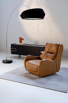 Sedia girevole moderna Capelinhos, in pelle, fatta a mano in Portogallo da Greenapple