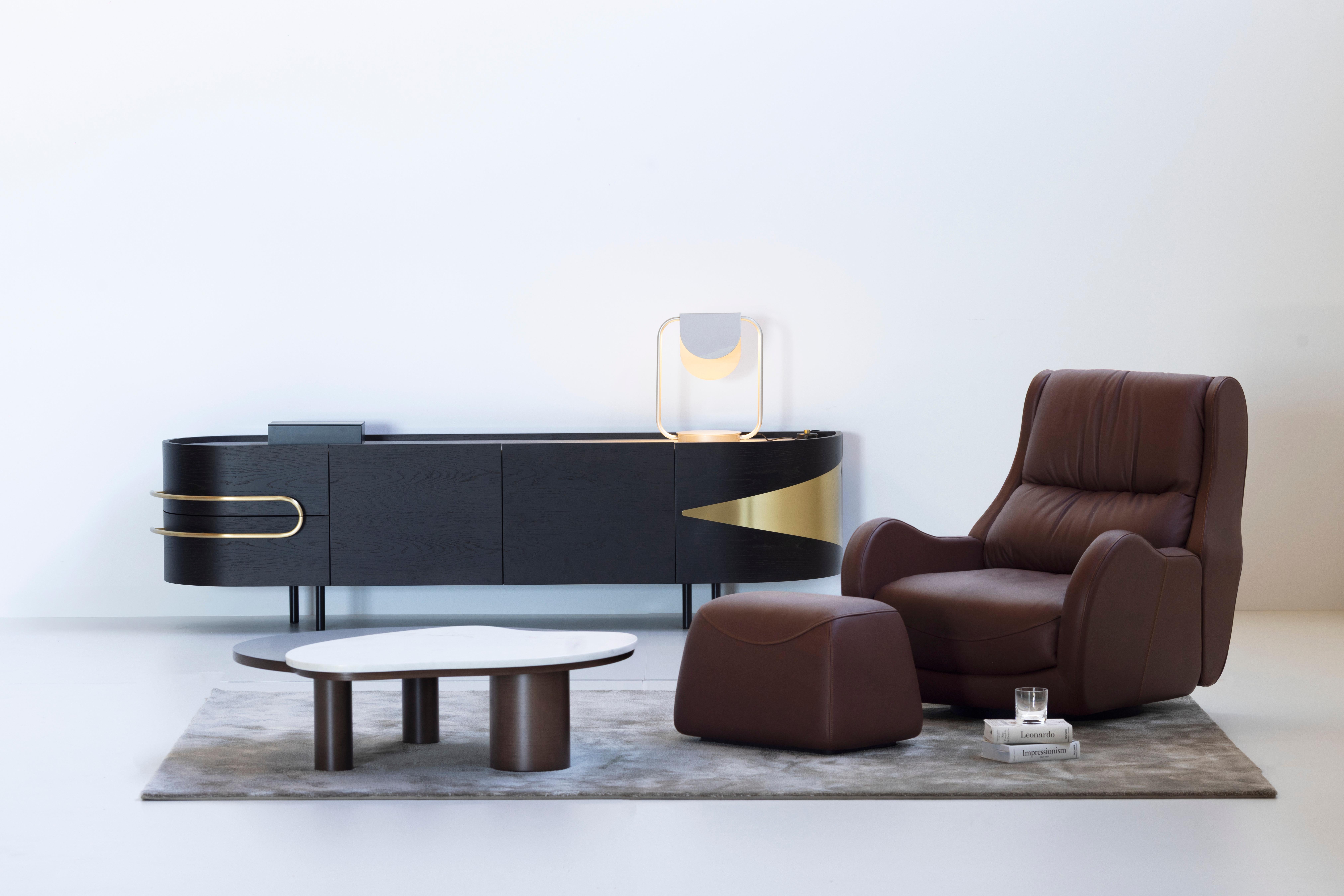 Silla de salón giratoria Capelinhos con reposapiés, Colección Contemporánea, Fabricada a mano en Portugal - Europa por Greenapple.

El sillón de salón de piel Capelinhos es un testimonio de comodidad atemporal. Al igual que un buen vino, Capelinhos