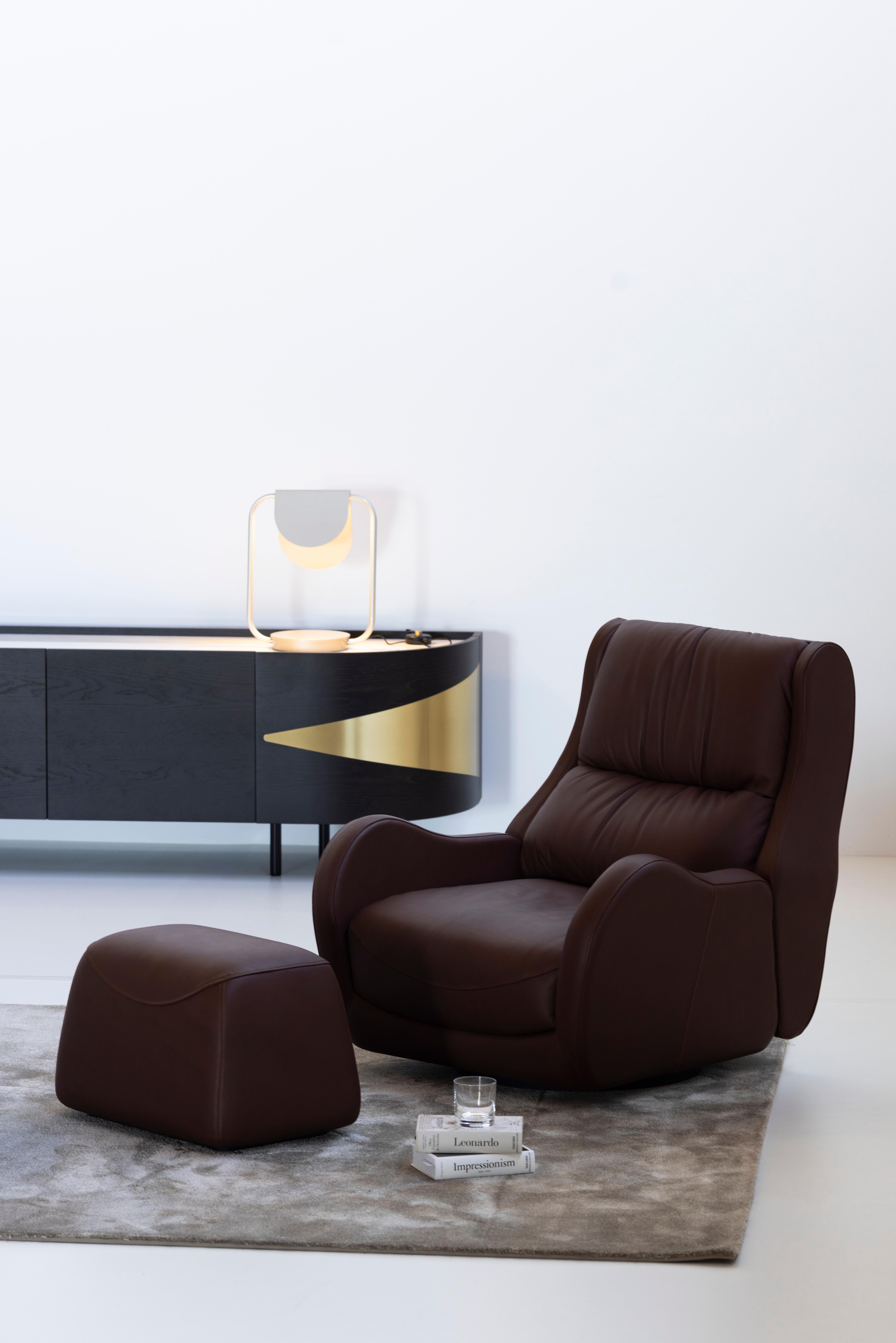 Silla de salón moderna Capelinhos, giratoria, de cuero, hecha a mano Portugal Greenapple Moderno en venta