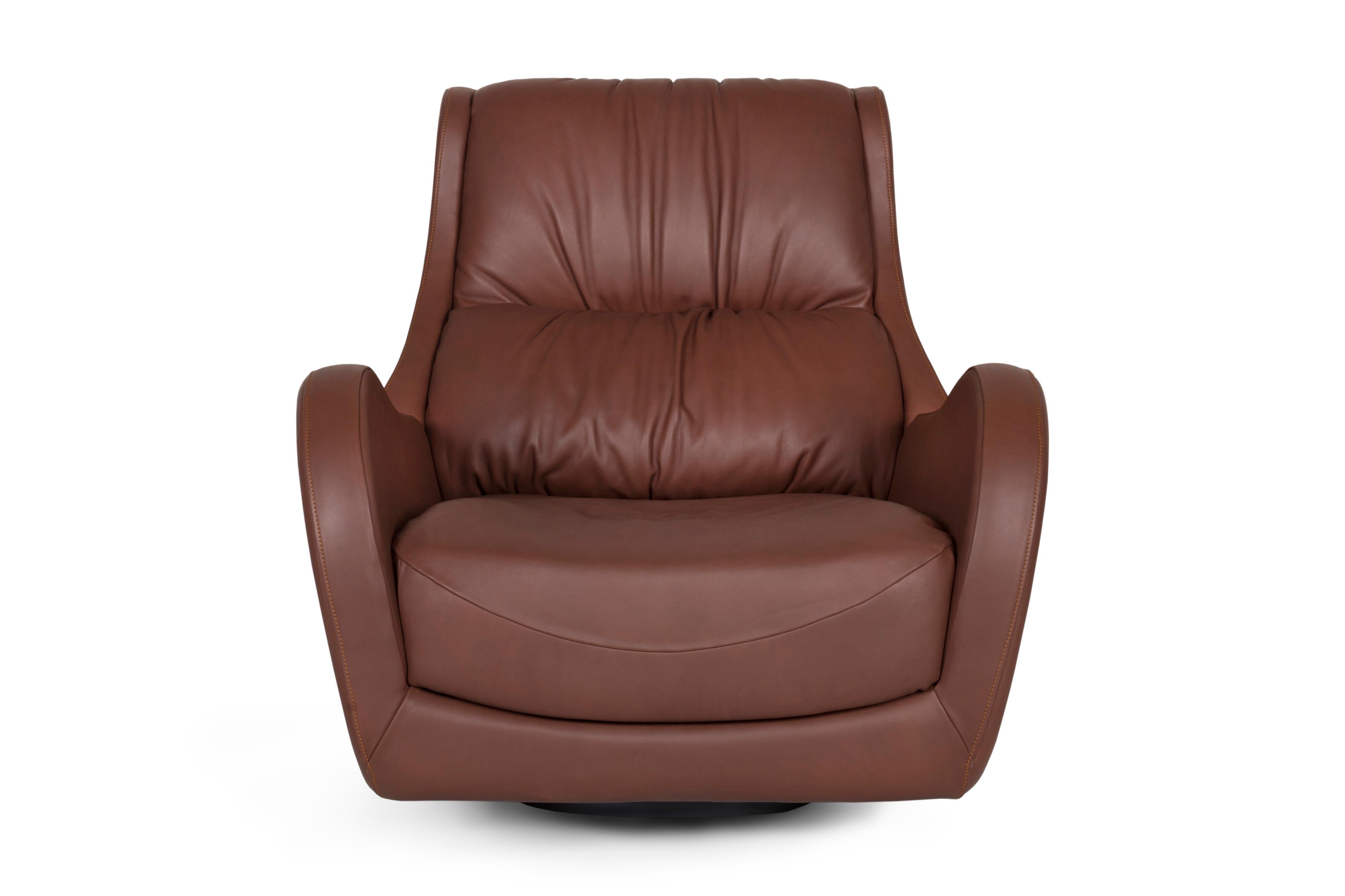 Capelinhos Drehsessel mit Fußstütze, Collection'S Contemporary, handgefertigt in Portugal - Europa von Greenapple.

Der Loungesessel Capelinhos aus Leder ist ein Beweis für zeitlosen Komfort. Ähnlich wie ein guter Wein altert Capelinhos anmutig mit