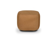 Pouf moderno Capri Ottoman in pelle nabuk caramello fatto a mano in Portogallo da Greenapple