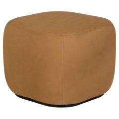 Moderner Capri-Hocker, Ottomane, Karamell, Nubuck, Leder, handgefertigt, Portugal von Greenapple