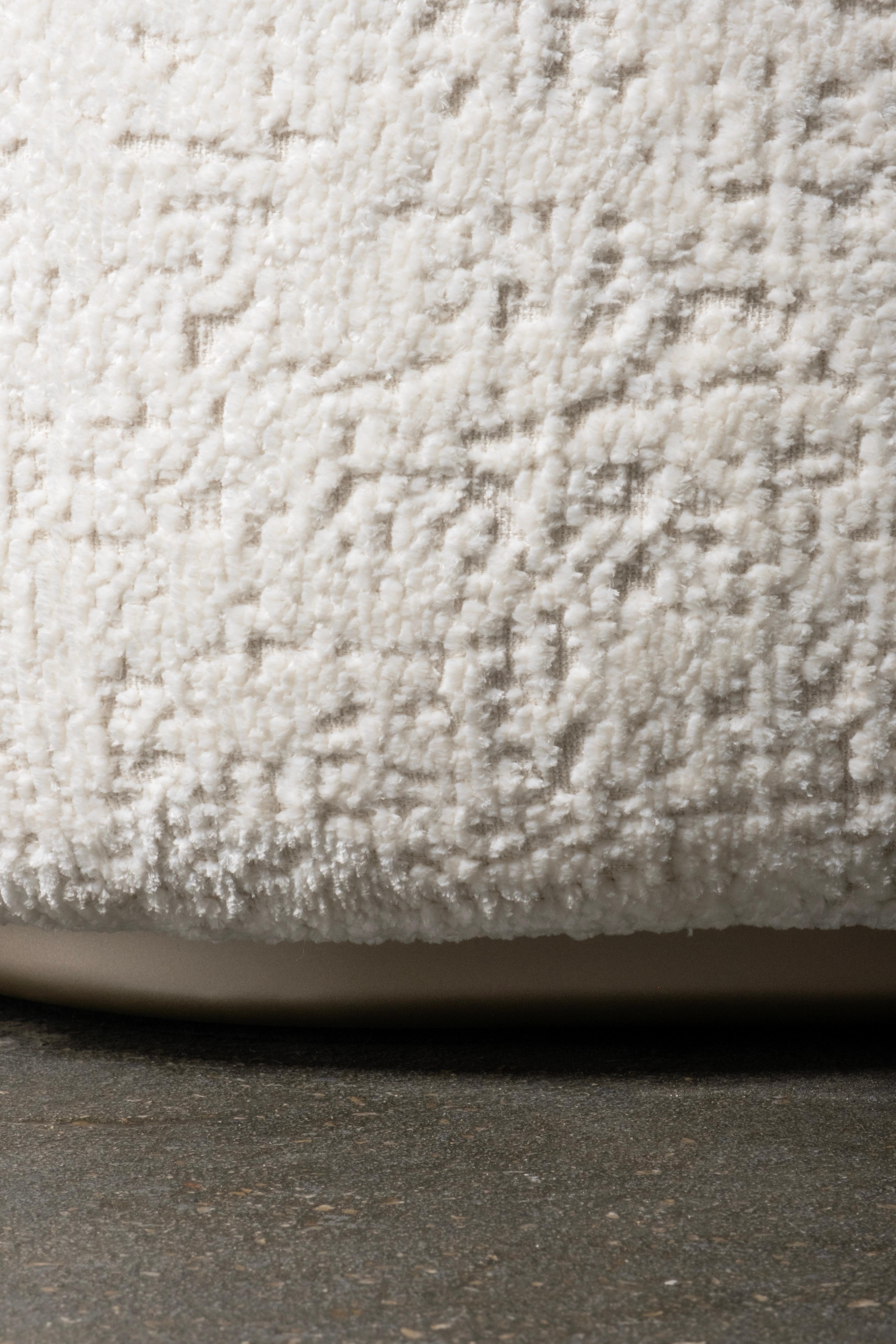 Moderner Capri-Hocker, Ottomane, Holly Hunt Chenille, handgefertigt in Portugal von Greenapple im Angebot 3