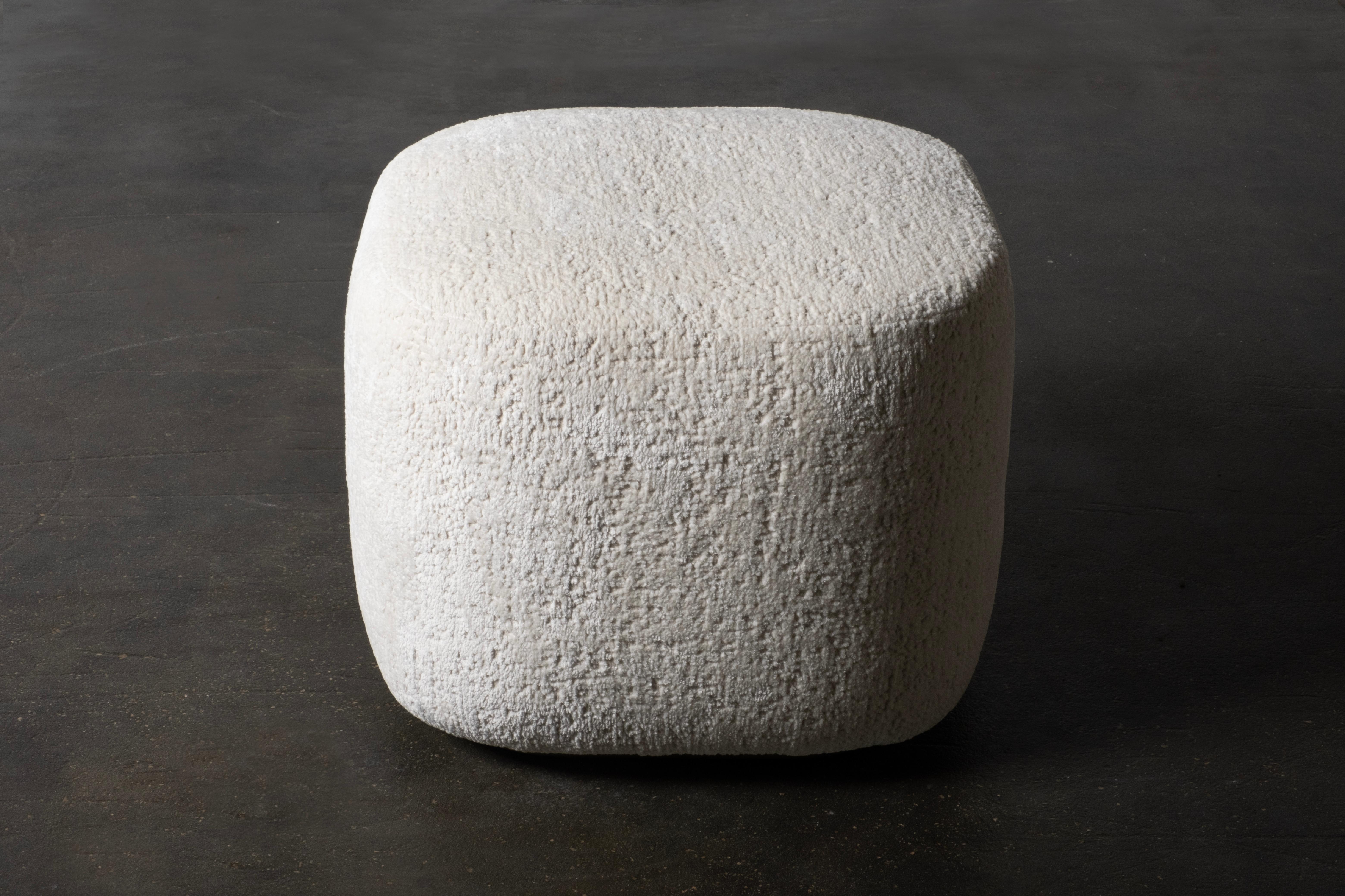 Moderner Capri-Hocker, Ottomane, Holly Hunt Chenille, handgefertigt in Portugal von Greenapple (Portugiesisch) im Angebot