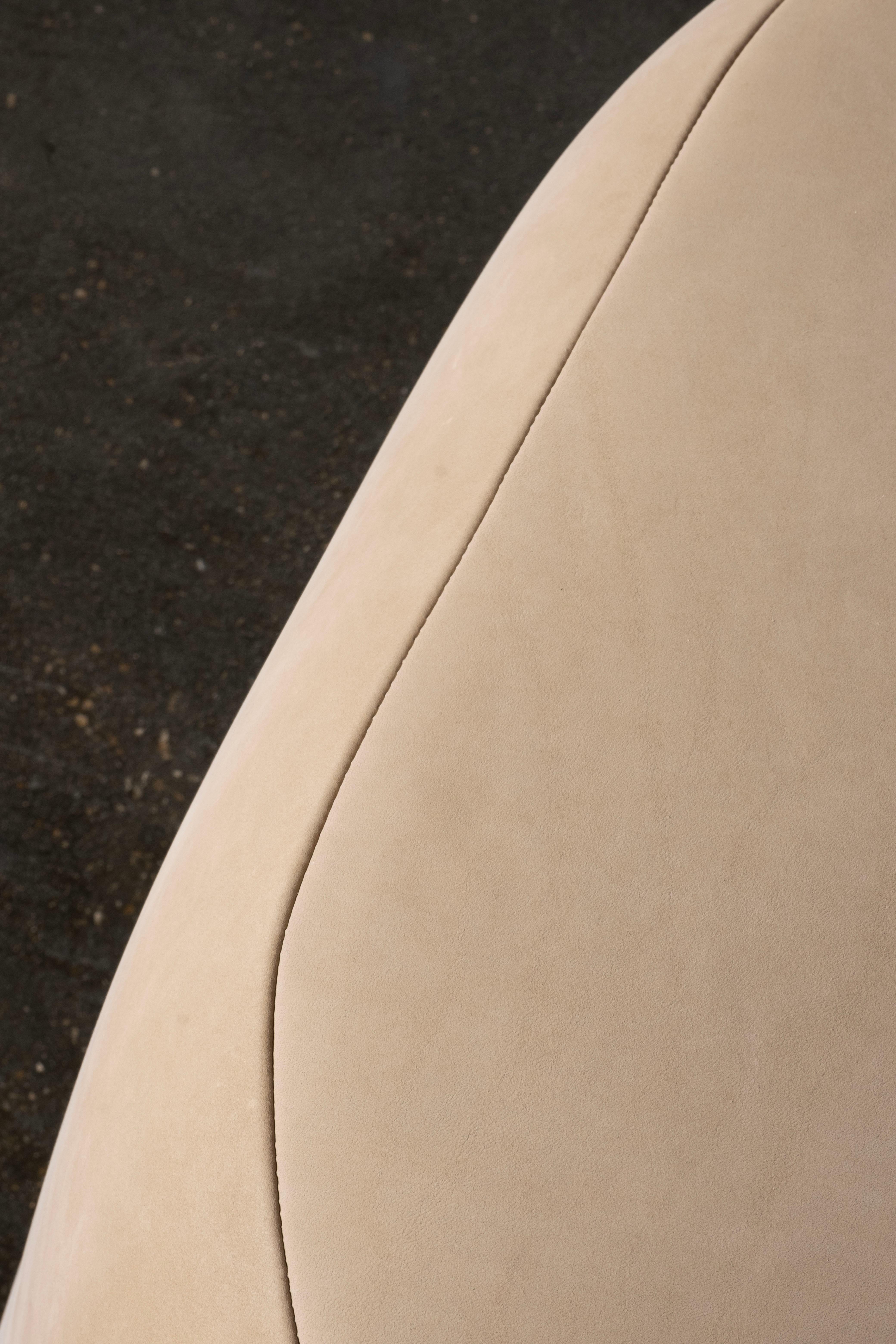 Puf otomano moderno Capri, nobuk, roble, hecho a mano en Portugal by Greenapple Siglo XXI y contemporáneo en venta