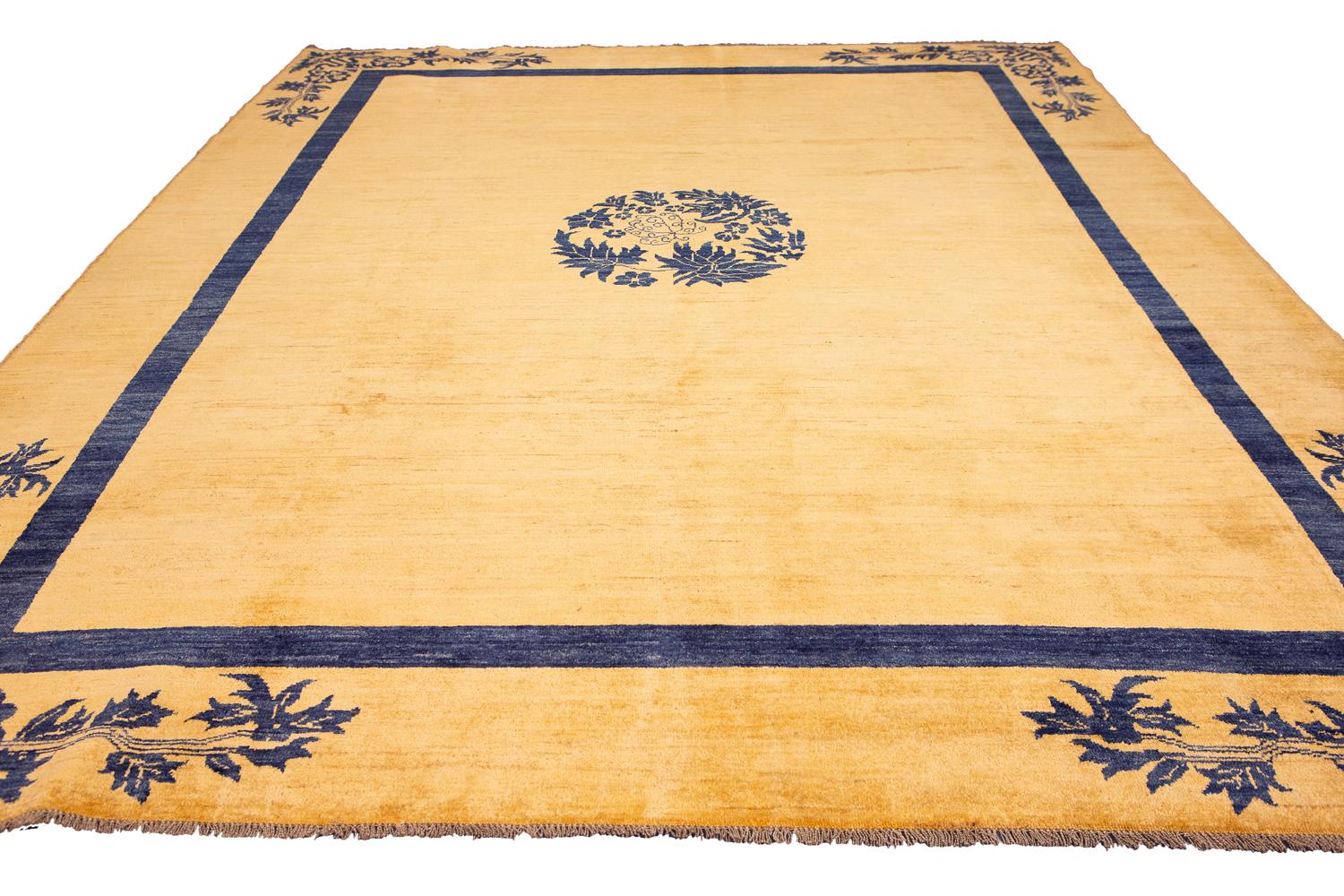 Modern Carpet Golden-Color Field Yadan Deco’ Hand-Knotted Carpet In Excellent Condition For Sale In Ferrara, IT