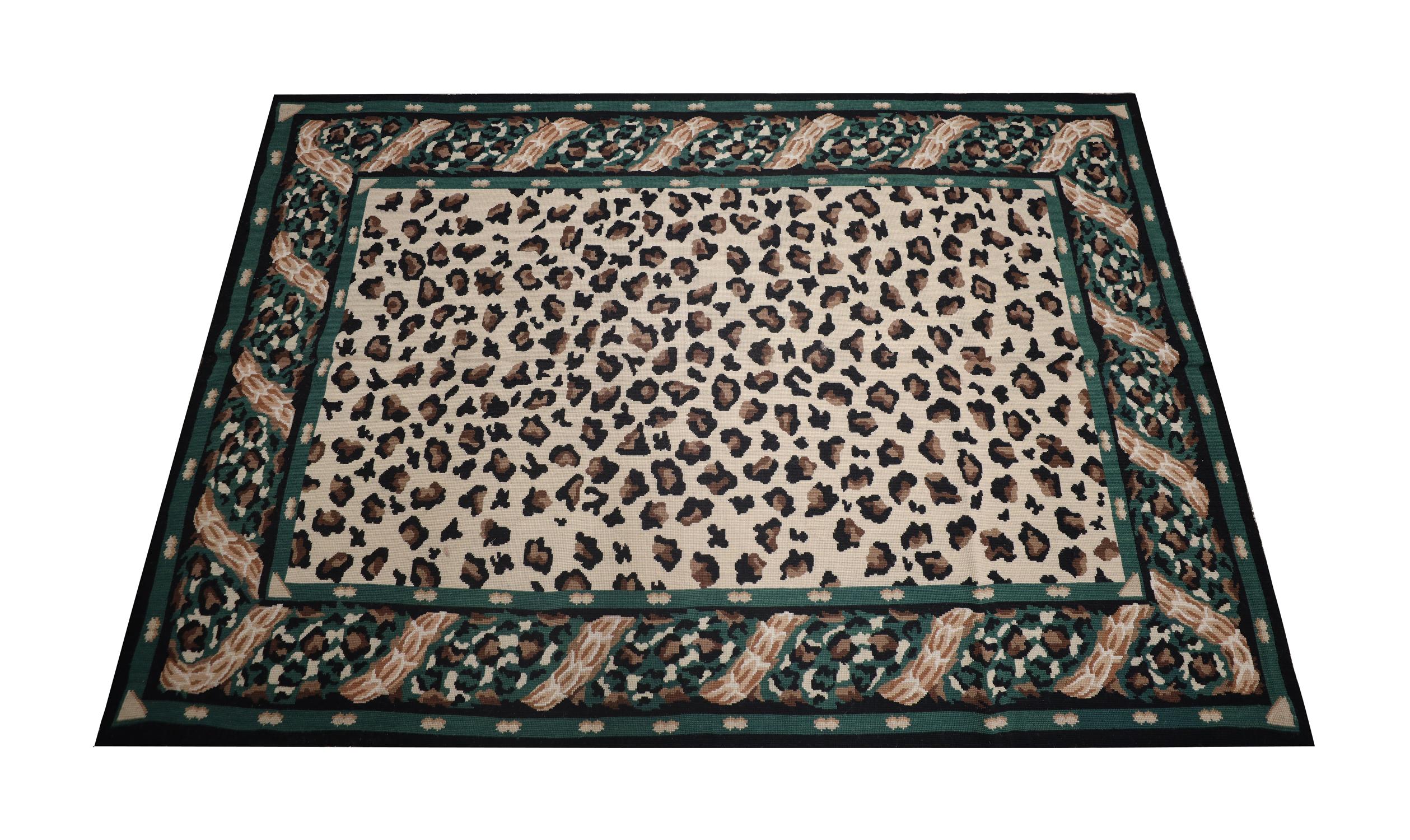 Ce tapis brodé de style moderne a été tissé avec une palette de couleurs contemporaines de vert, de brun et de beige qui composent le motif unique de l'imprimé léopard. Tissé à la main avec de la laine et du coton finement filés à la main, ce n'est