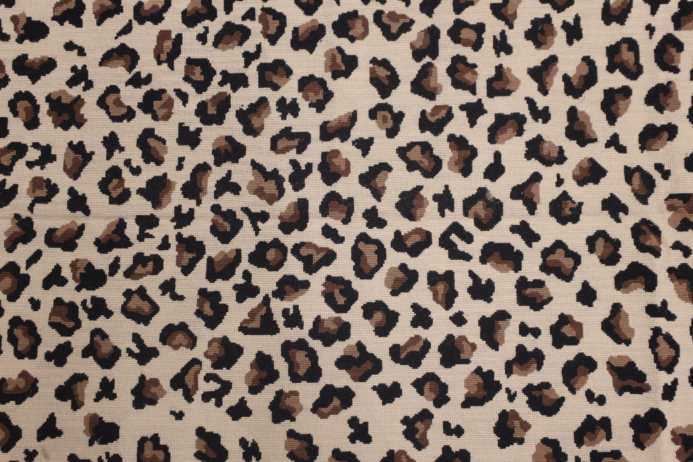 Aubusson Tapis moderne fait main, tapis à l'aiguille, tapis vert à imprimé léopard en vente