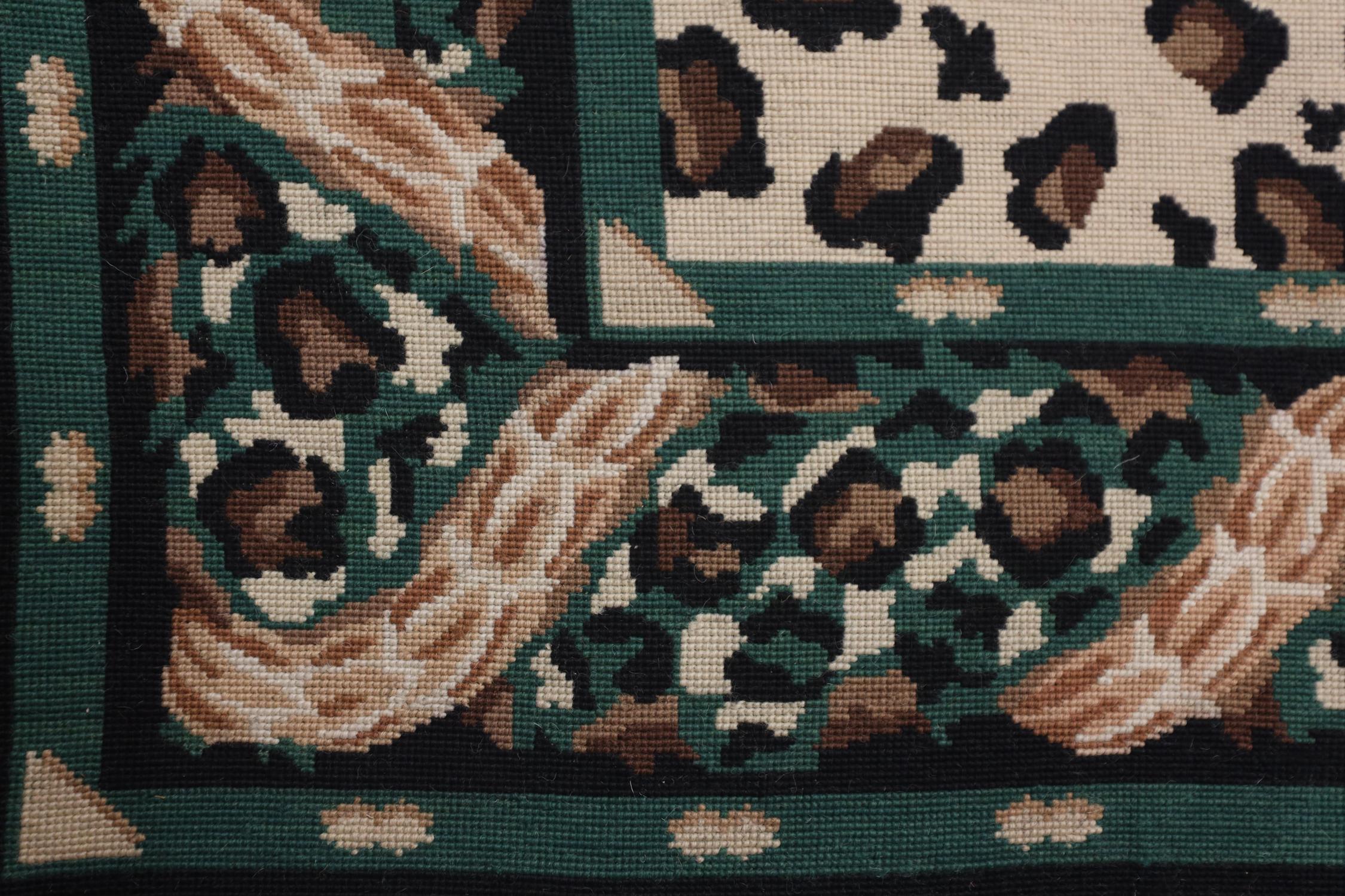 Moderner handgefertigter Teppich aus Gobelinstickerei, grüner Teppich mit Leopardenmuster (Chinesisch) im Angebot