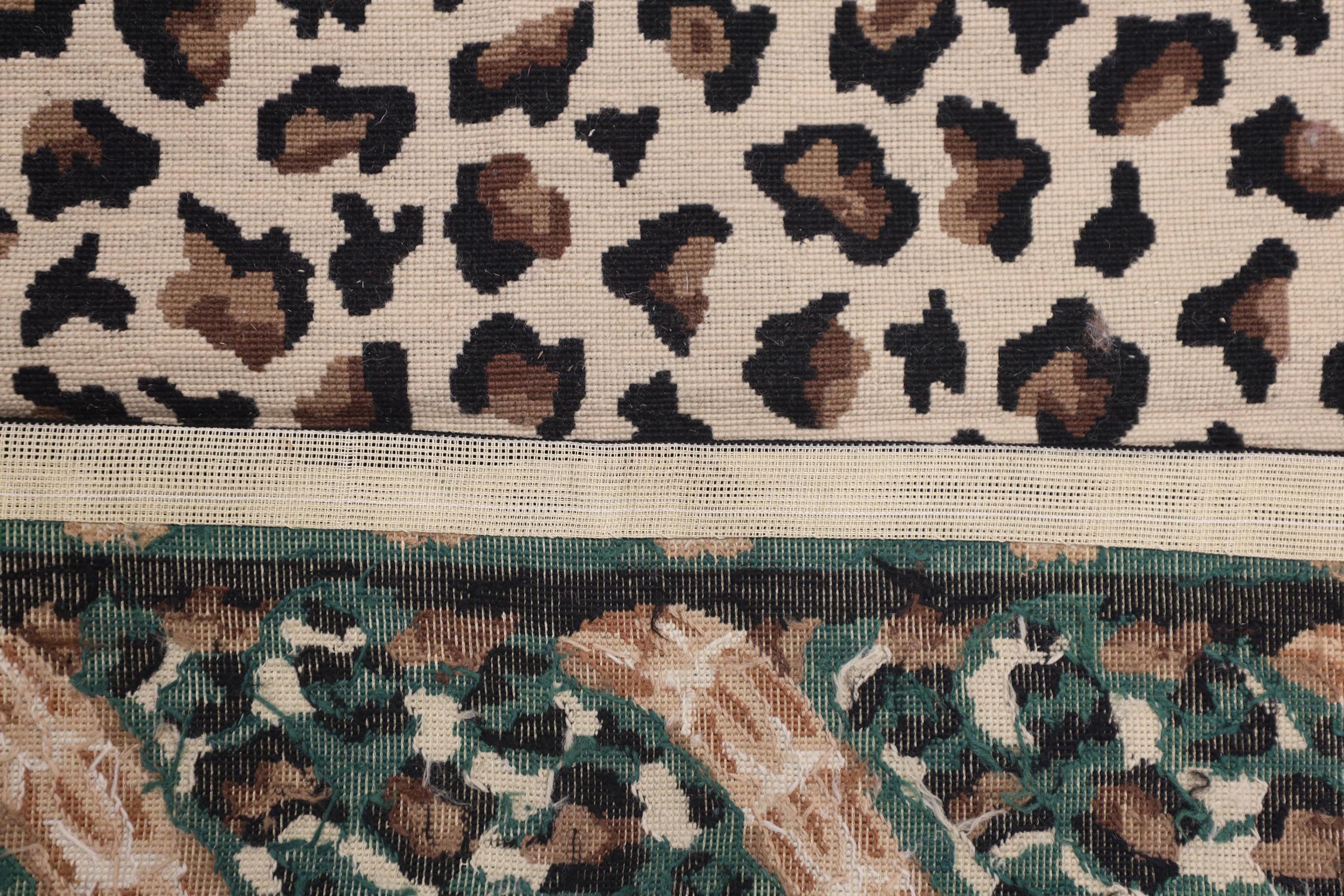 Moderner handgefertigter Teppich aus Gobelinstickerei, grüner Teppich mit Leopardenmuster (Handgeknüpft) im Angebot