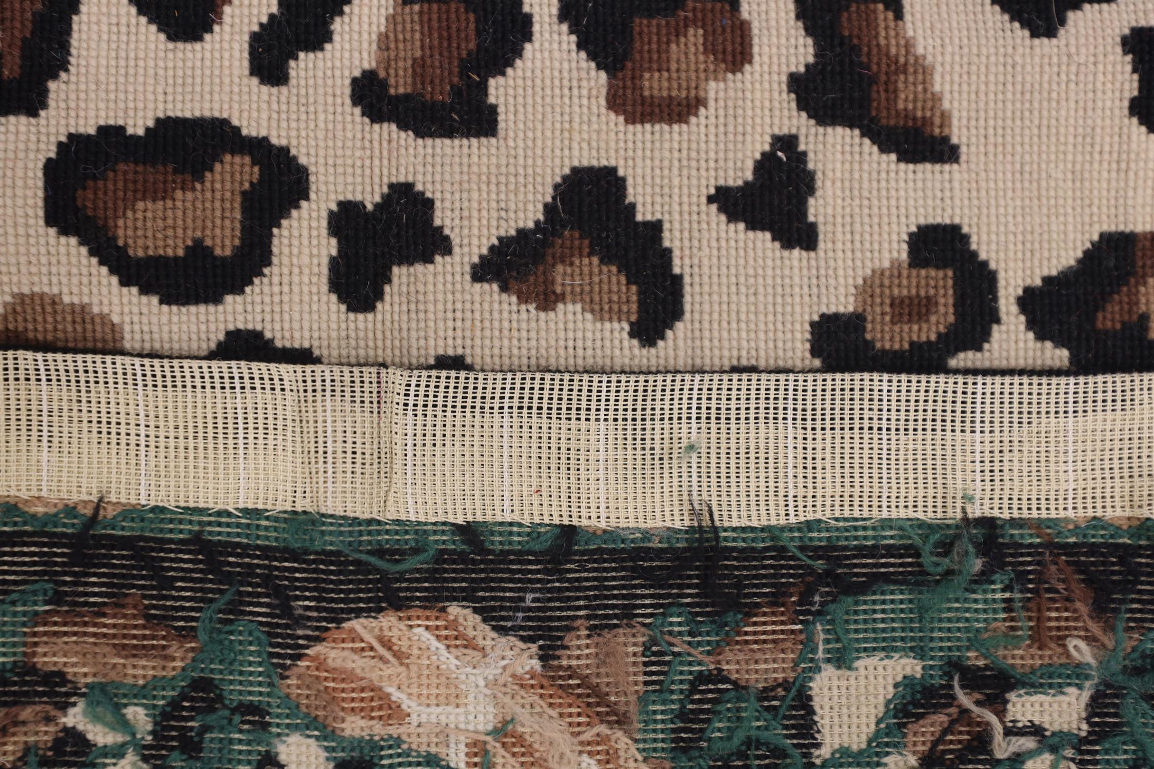 Moderner handgefertigter Teppich aus Gobelinstickerei, grüner Teppich mit Leopardenmuster im Zustand „Neu“ im Angebot in Hampshire, GB