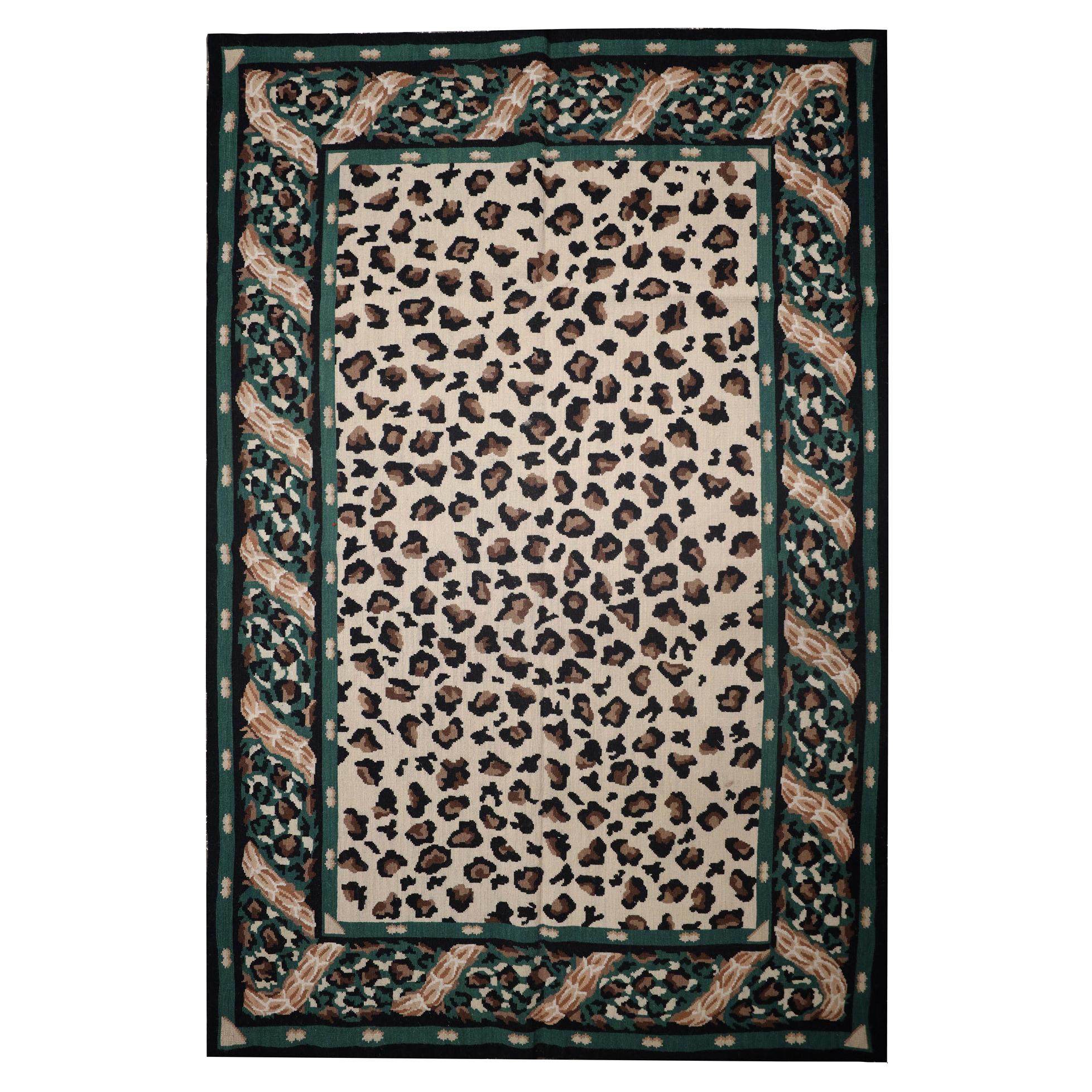 Moderner handgefertigter Teppich aus Gobelinstickerei, grüner Teppich mit Leopardenmuster im Angebot