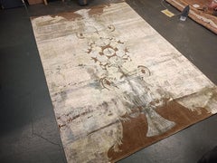 Moderner, handgewebter Teppich aus Wolle und Seide in Beige mit Used-Look und Blumenmuster in Elfenbein