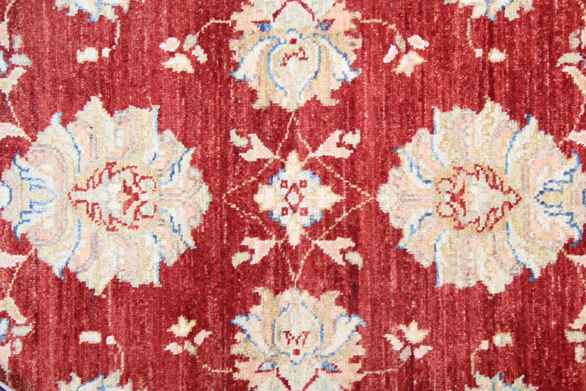 Dieser traditionelle Ziegler-Teppich ist einer unserer luxuriöseren Teppiche, die von Meisterwebern afghanischer Teppiche auf Webstühlen hergestellt werden. Dieser cremefarbene Teppich ist aus handgesponnener Wolle gefertigt, die Farbe stammt von