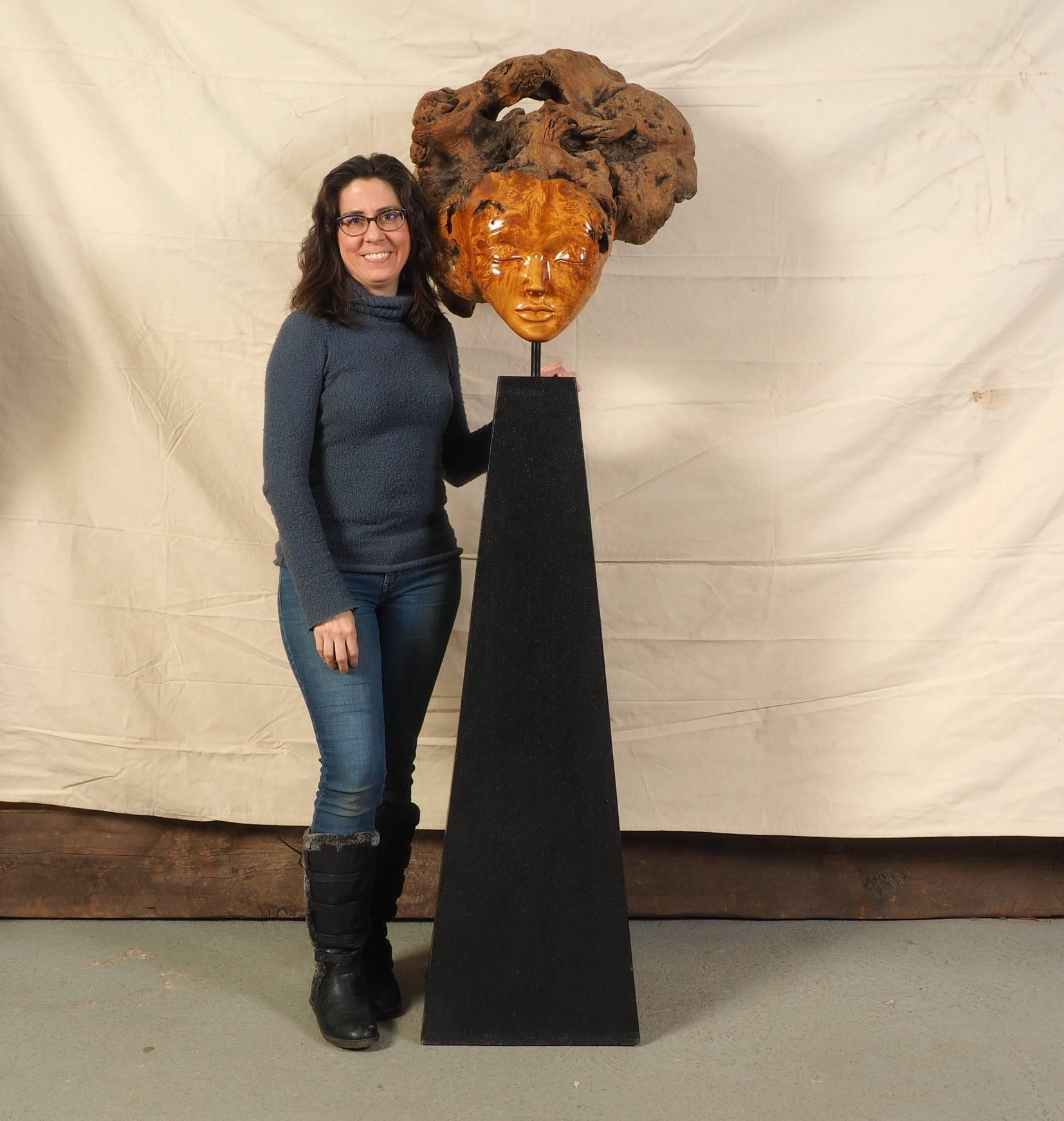 Scultura in legno di radica intagliata di un busto femminile firmato e datato '92 sul lato posteriore destro, volto femminile intagliato e lucidato in stile Asian Style con gli occhi chiusi e il legno grezzo che forma un'elaborata acconciatura nella