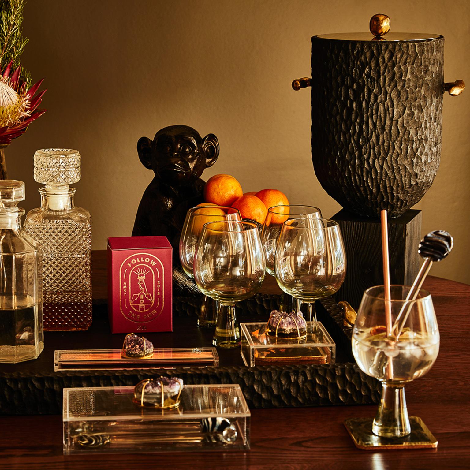 Set da cocktail moderno in ottone fuso, legno cesellato e resina Dawa in vendita 8