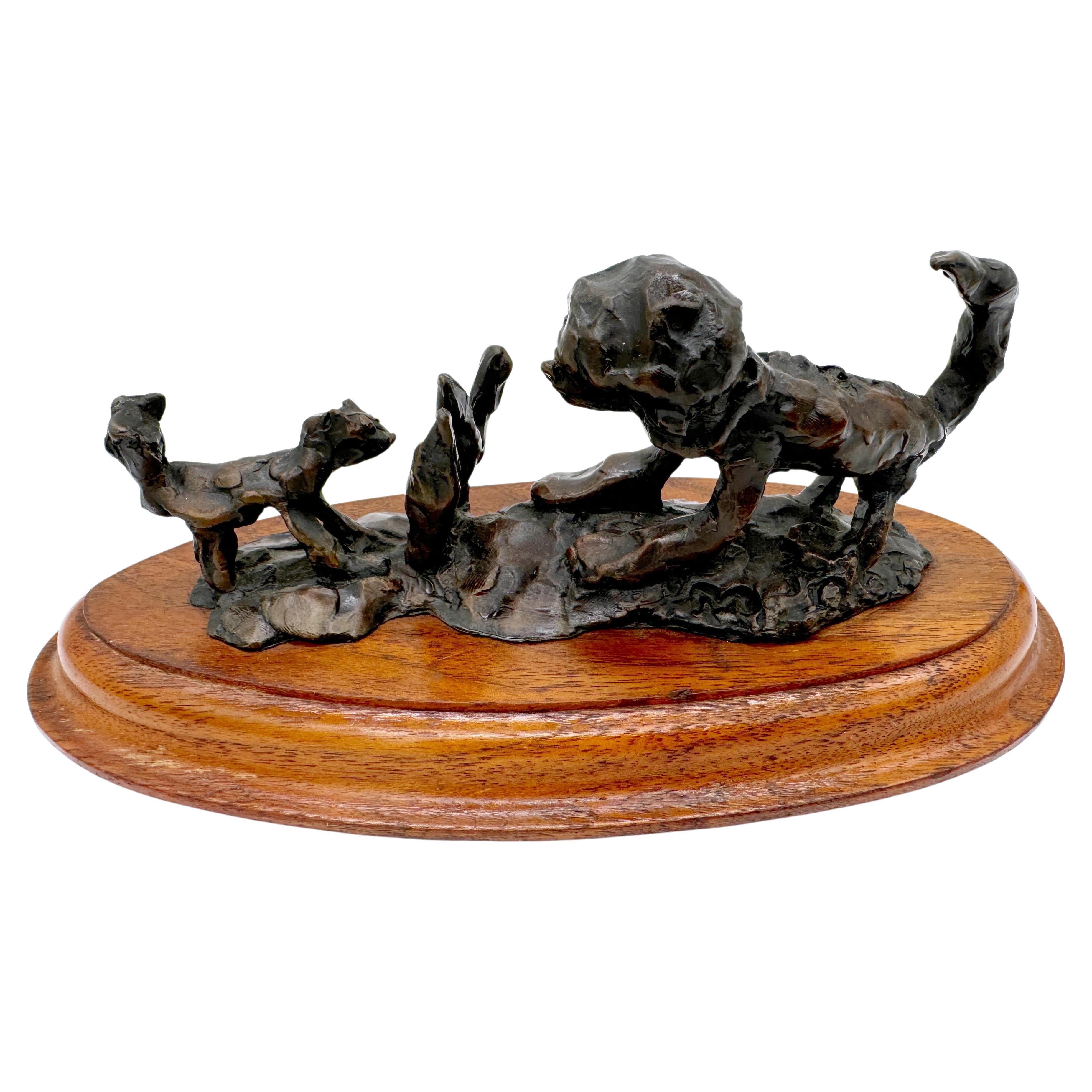 Sculpture moderne en bronze coulé pour chien et chat, style Giacometti 

Signé de façon illisible et numéroté 28/50

Cette sculpture moderne en bronze pour chien et chat, dans le style de Giacometti, capture un moment fantaisiste et dynamique entre
