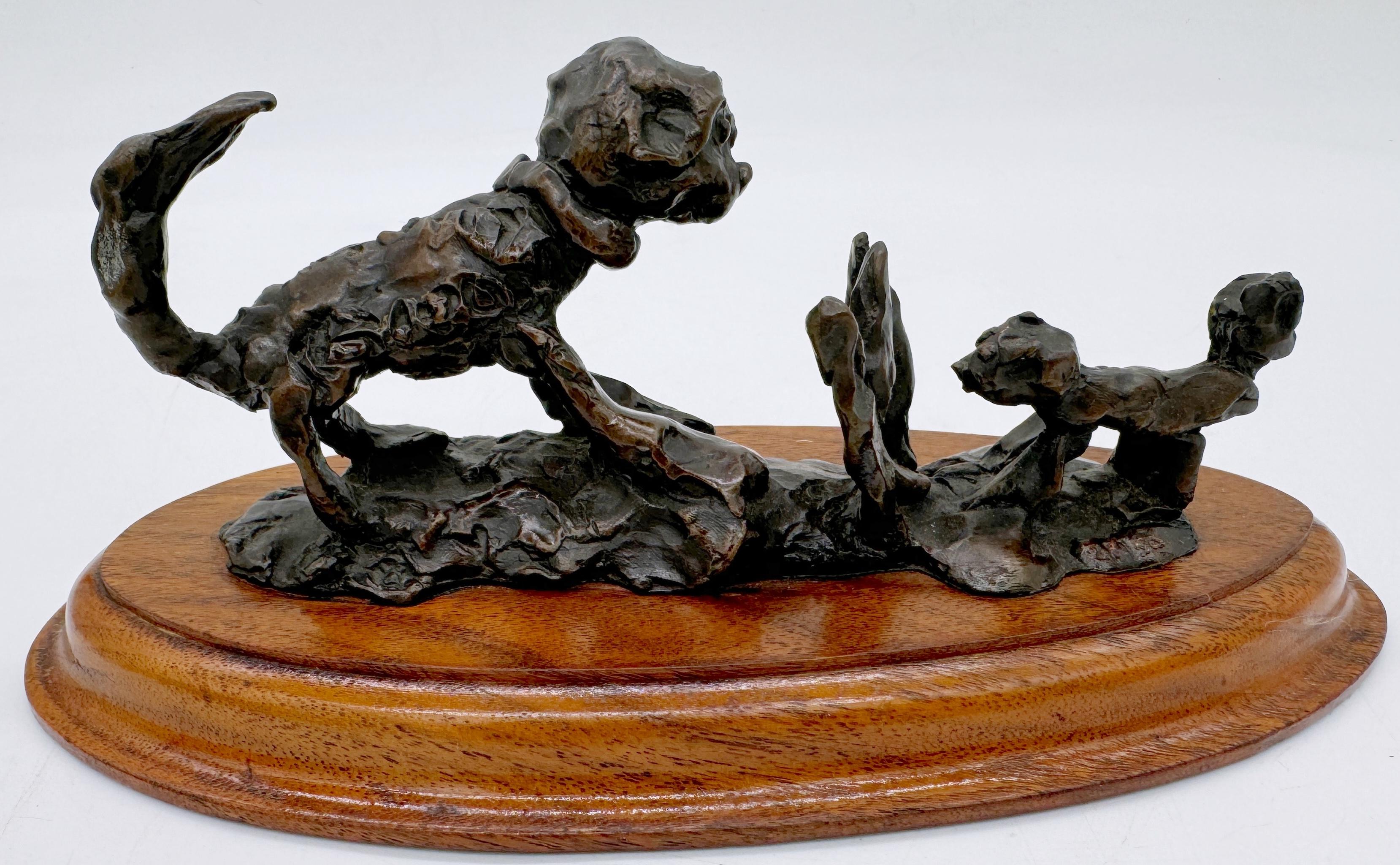 Européen Sculpture moderne en bronze coulé représentant un chien et un chat, style Giacometti en vente