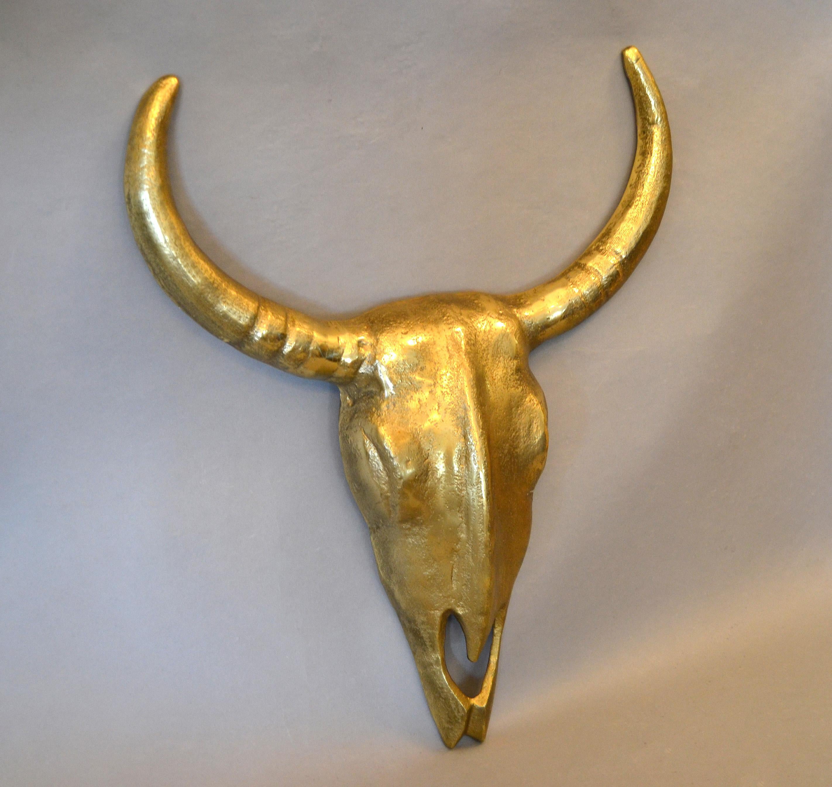 Modern cast bronze steer head skull wall-mounted sculpture, decorative Fine Art or wall hanging.
The Fine Art sculpture has on the reverse a hook for mounting it on the wall.

  