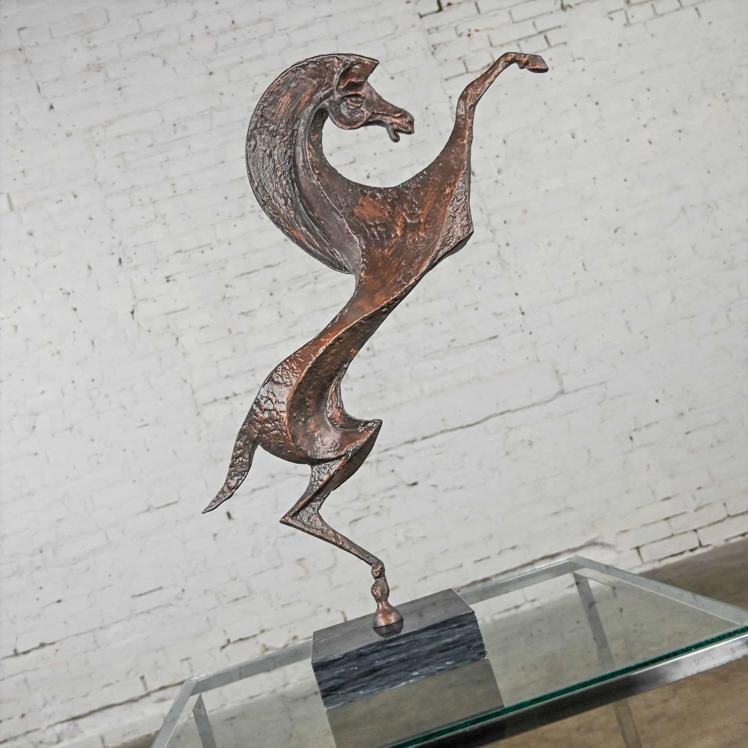 Wunderschöne moderne Skulptur eines sich aufbäumenden Pferdes aus Bronzeguss mit einem Sockel aus schwarzem Marmor, die Curtis Jere zugeschrieben wird. Schöner Zustand, im Auge behalten, dass dies Vintage und nicht neu ist, so wird Zeichen von
