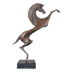 Escultura moderna de metal fundido estilizado Caballo encabritado Base de mármol Attri Curtis Jere