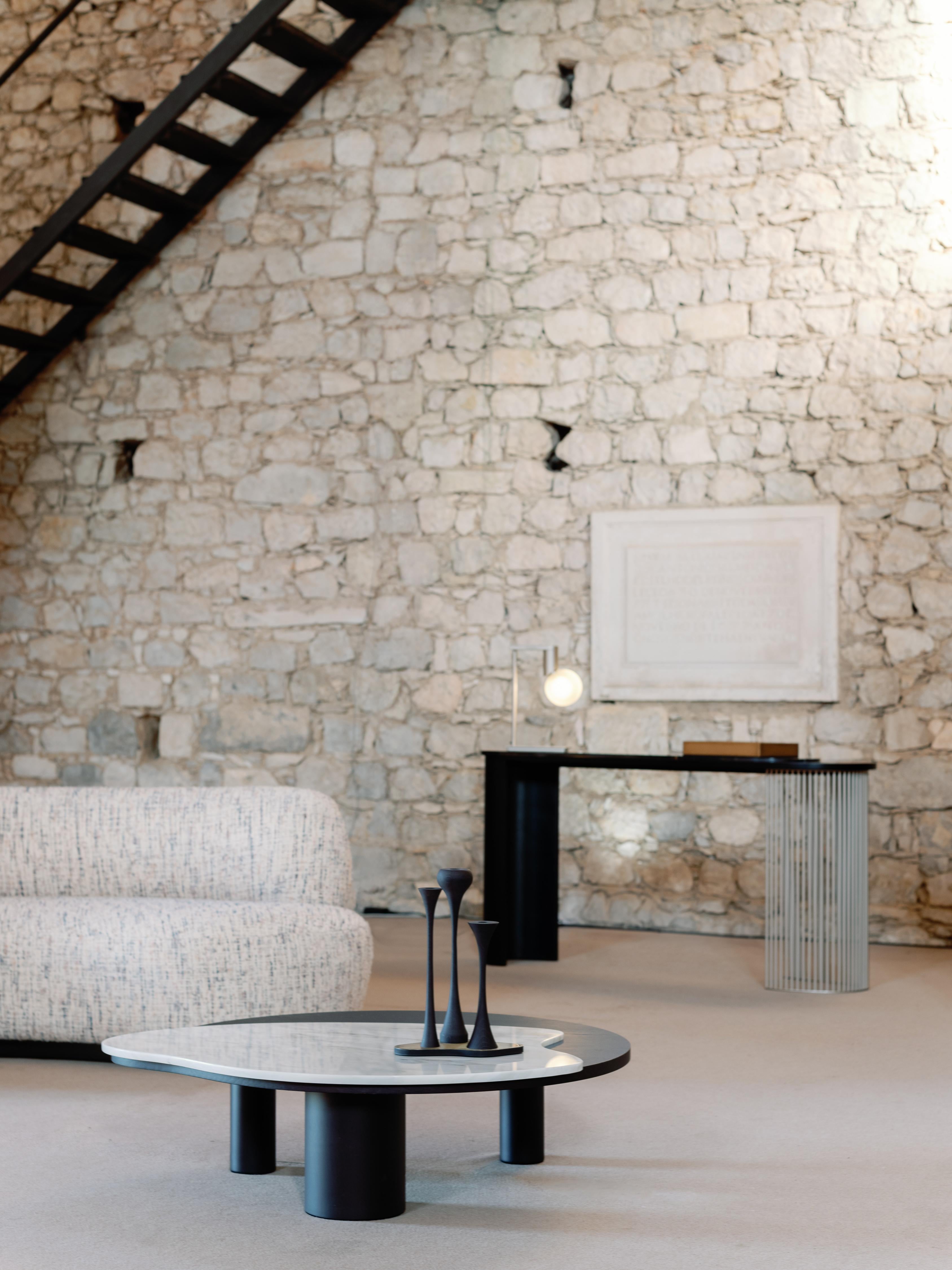 Laiton Table console Castelo, marbre Sahara, fabriquée à la main au Portugal par Greenapple en vente