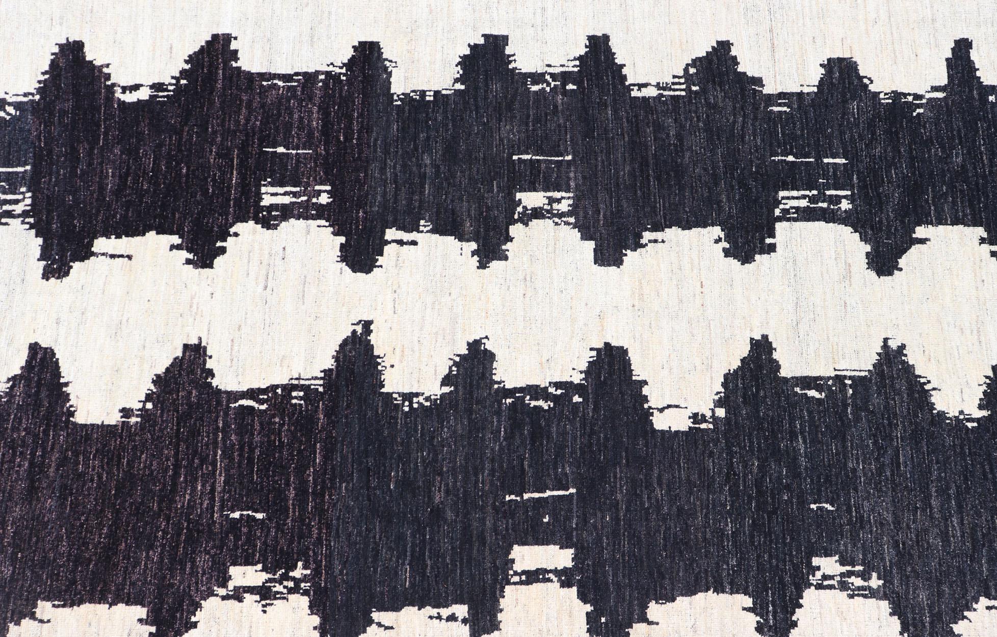 Modern Casual Afghan Abstract-Modern Black and White Rug with Modern Design In New Condition For Sale In Atlanta, GA
