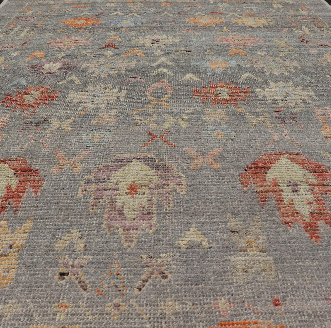 Moderner, ungewöhnlicher Teppich im afghanischen Stammesstil auf einem hellgrauen Feld (Afghanisch) im Angebot