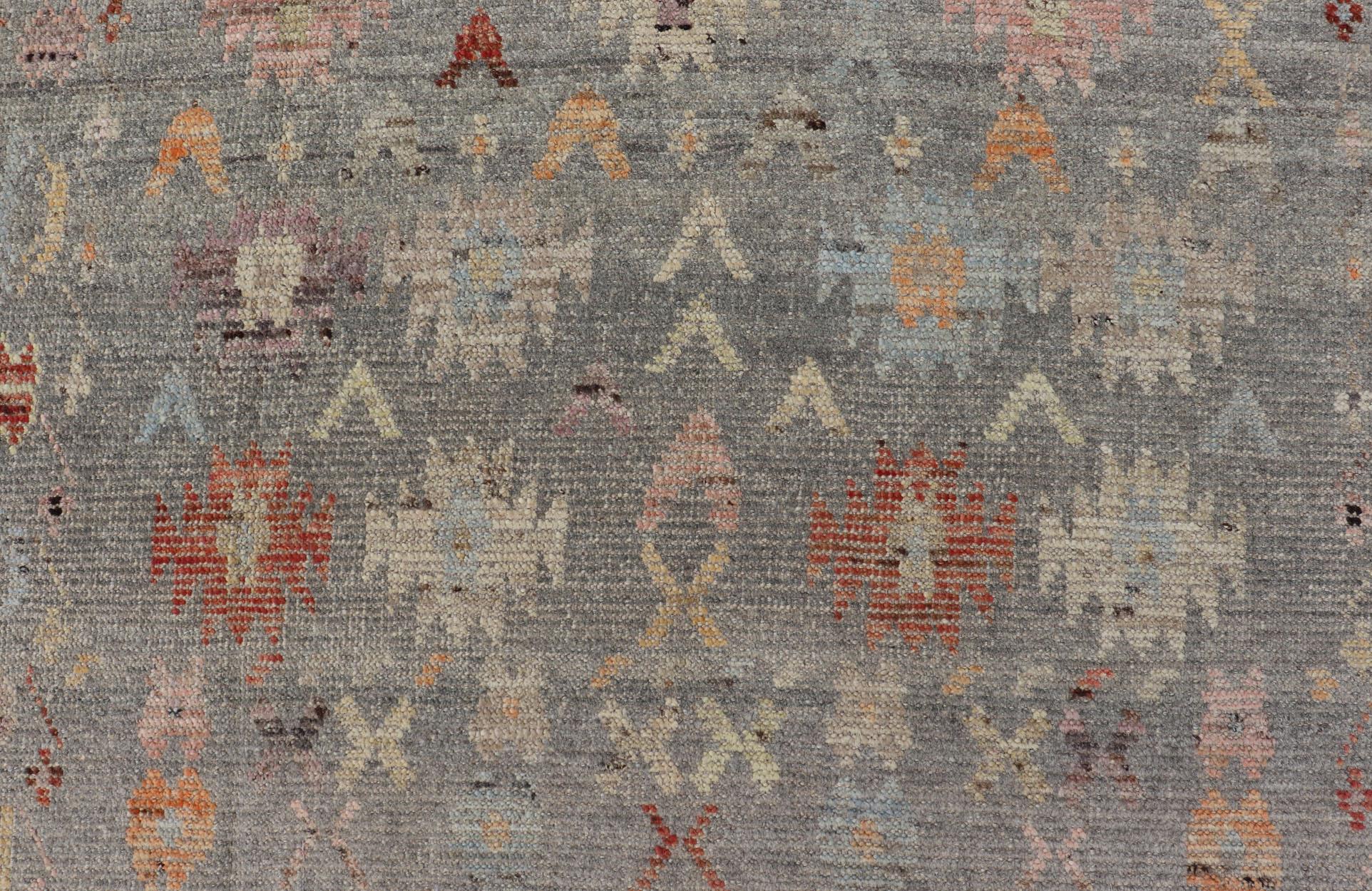Moderner, ungewöhnlicher Teppich im afghanischen Stammesstil auf einem hellgrauen Feld (Handgeknüpft) im Angebot