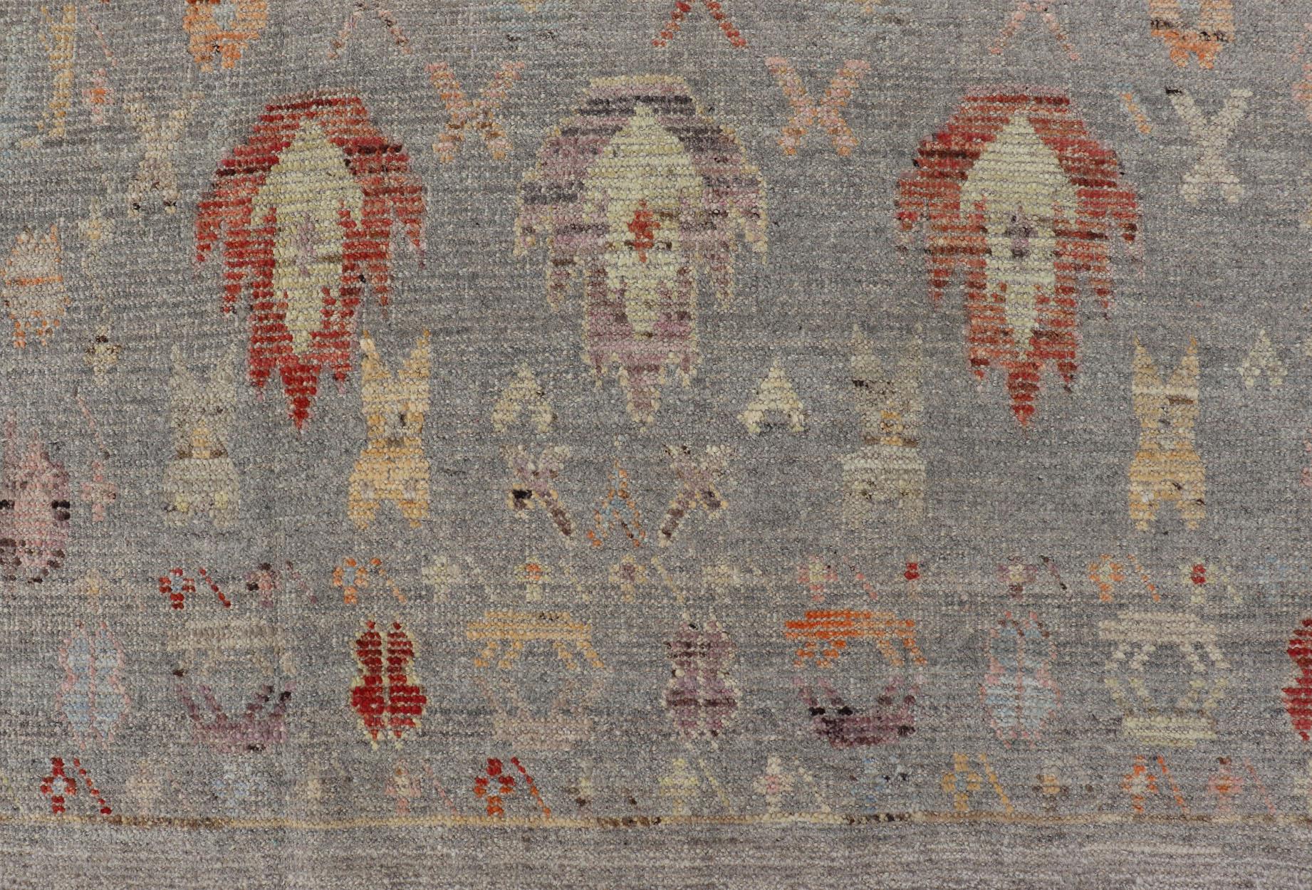 Moderner, ungewöhnlicher Teppich im afghanischen Stammesstil auf einem hellgrauen Feld im Zustand „Neu“ im Angebot in Atlanta, GA
