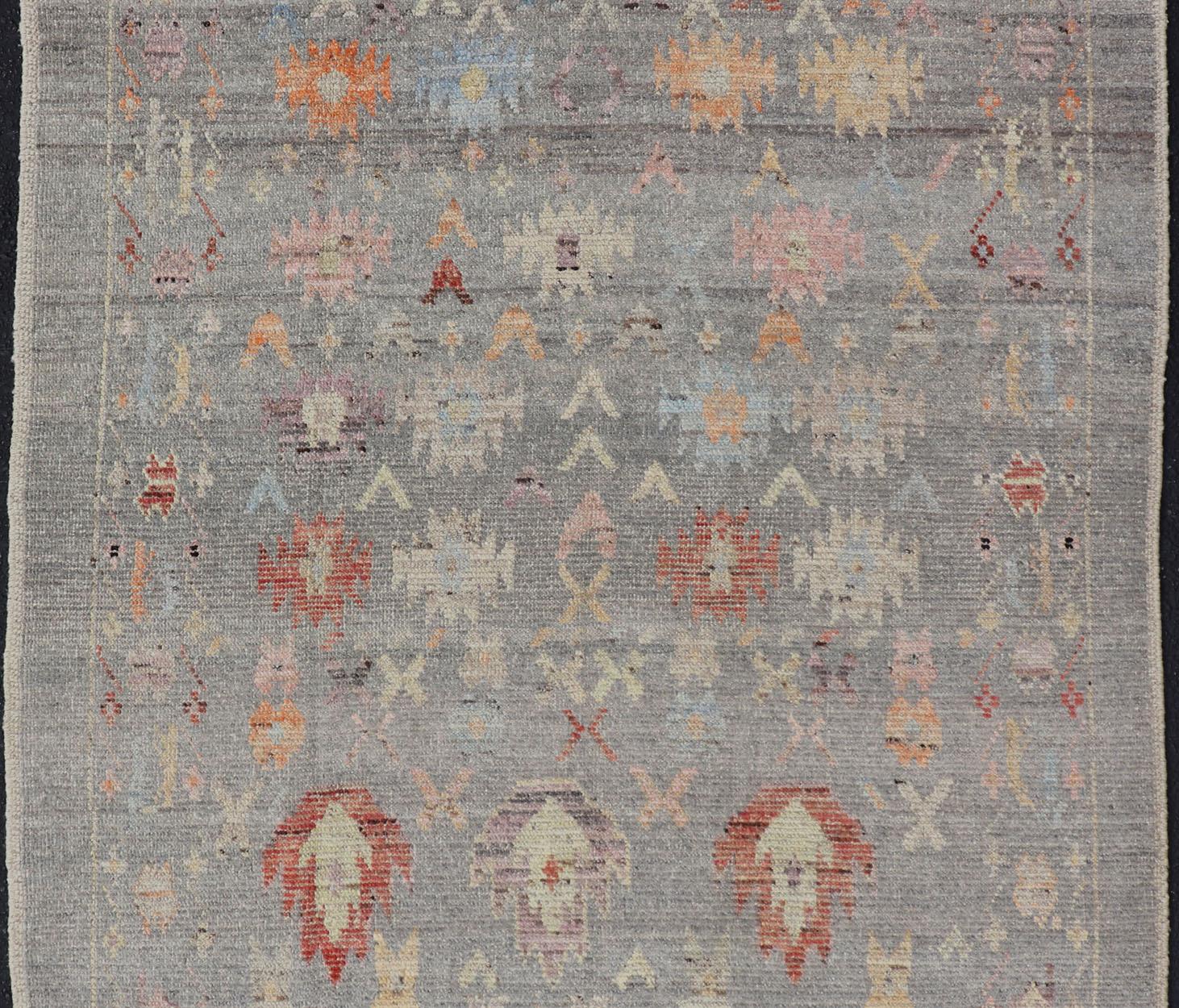 Moderner, ungewöhnlicher Teppich im afghanischen Stammesstil auf einem hellgrauen Feld (21. Jahrhundert und zeitgenössisch) im Angebot