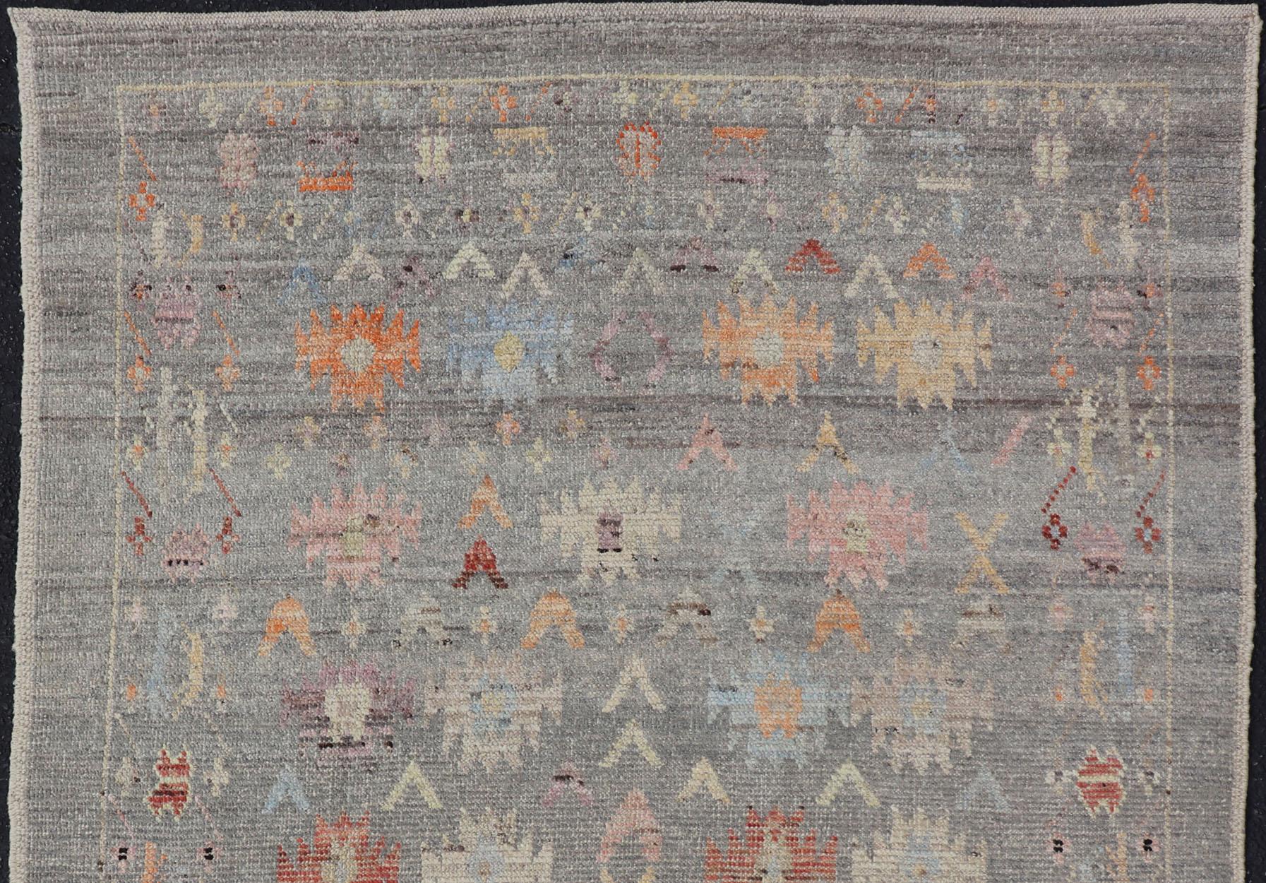 Moderner, ungewöhnlicher Teppich im afghanischen Stammesstil auf einem hellgrauen Feld im Angebot 1