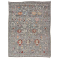 Tapis moderne et original de conception tribale afghane sur un terrain gris clair