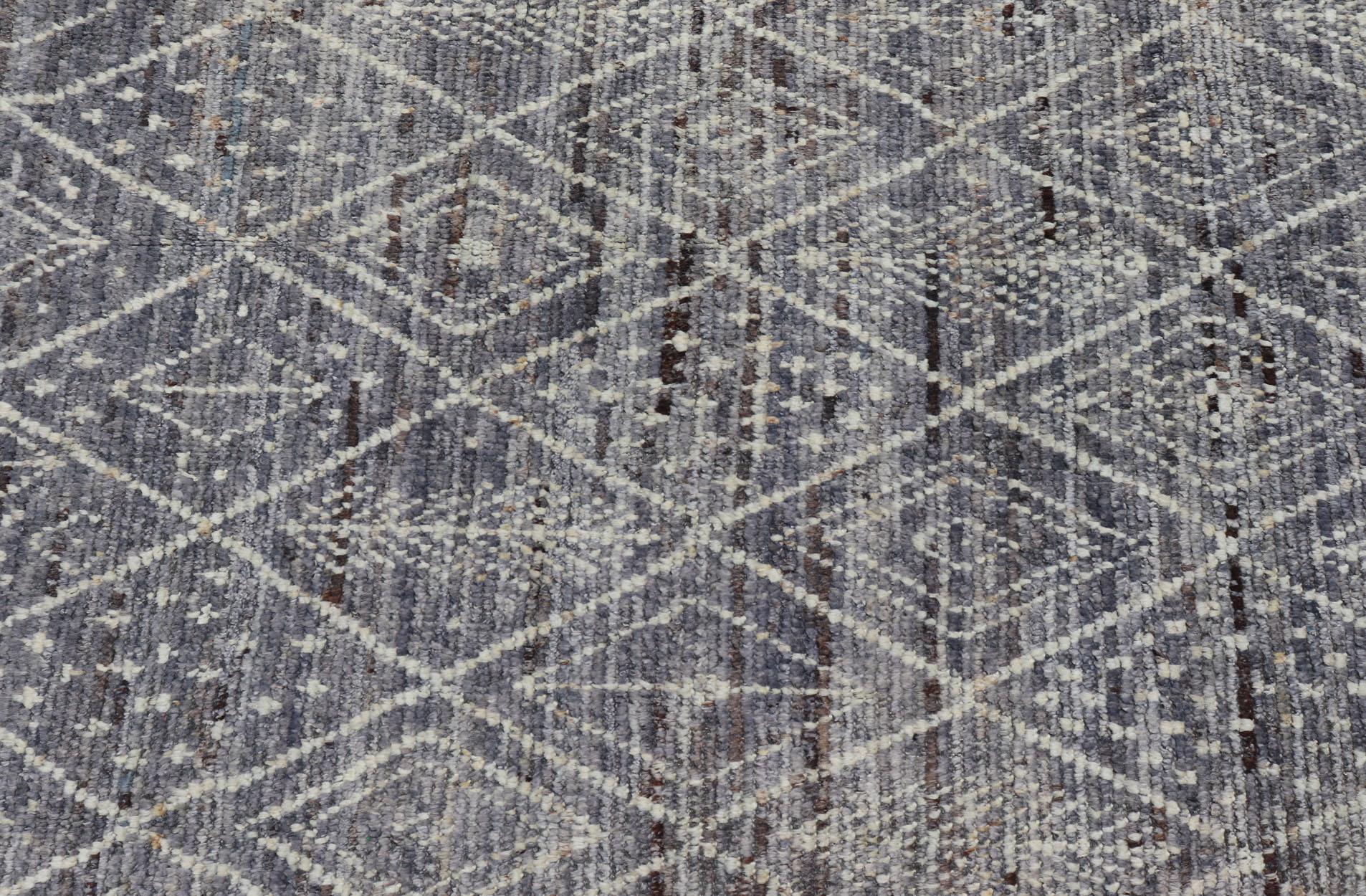  Moderner, ungewöhnlicher Galerie-Läufer mit marokkanischem Diamantmuster in Lila und Elfenbein (Wolle) im Angebot